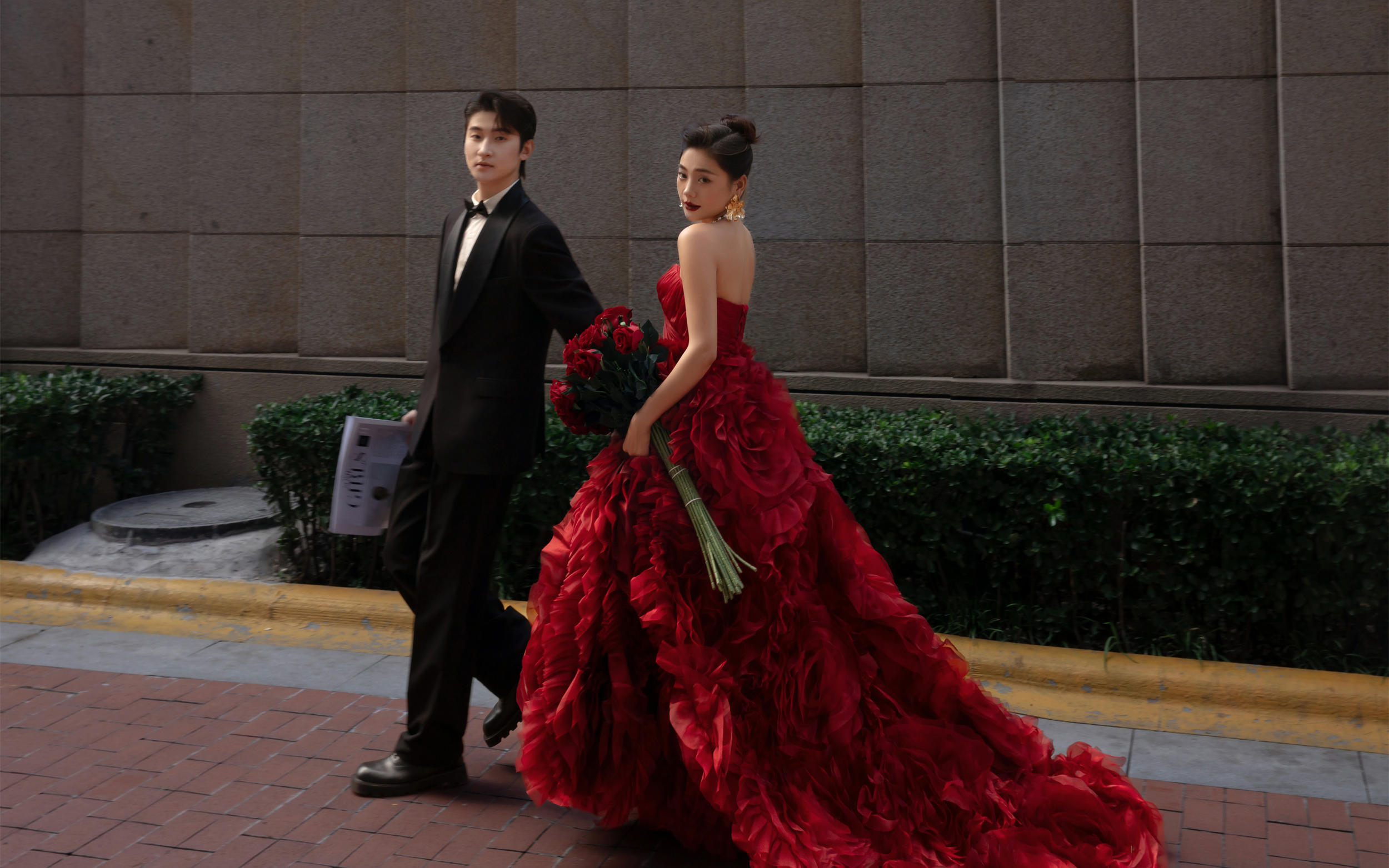 髦精女孩偏爱的街拍婚纱照！甜酷拉满