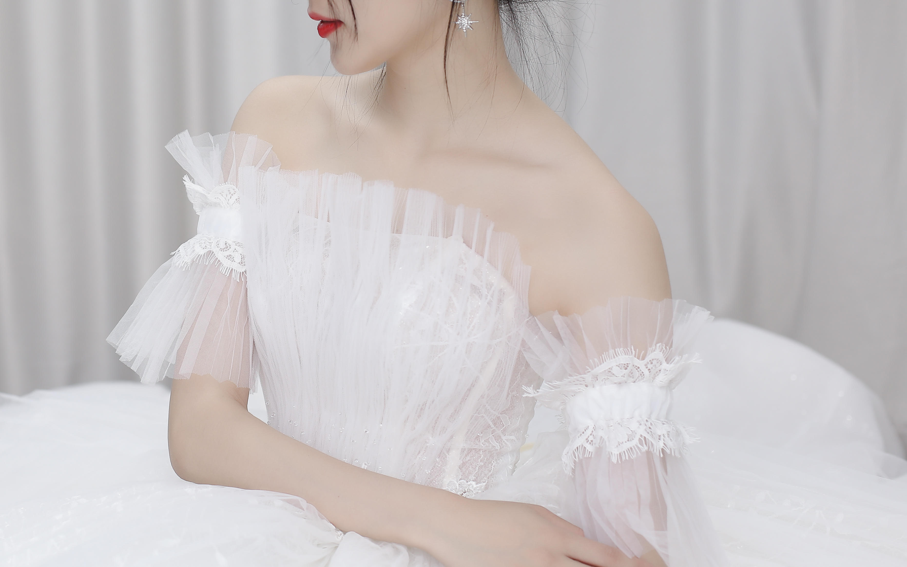 在轻柔白纱中新娘仿佛花中精灵在翩翩起舞