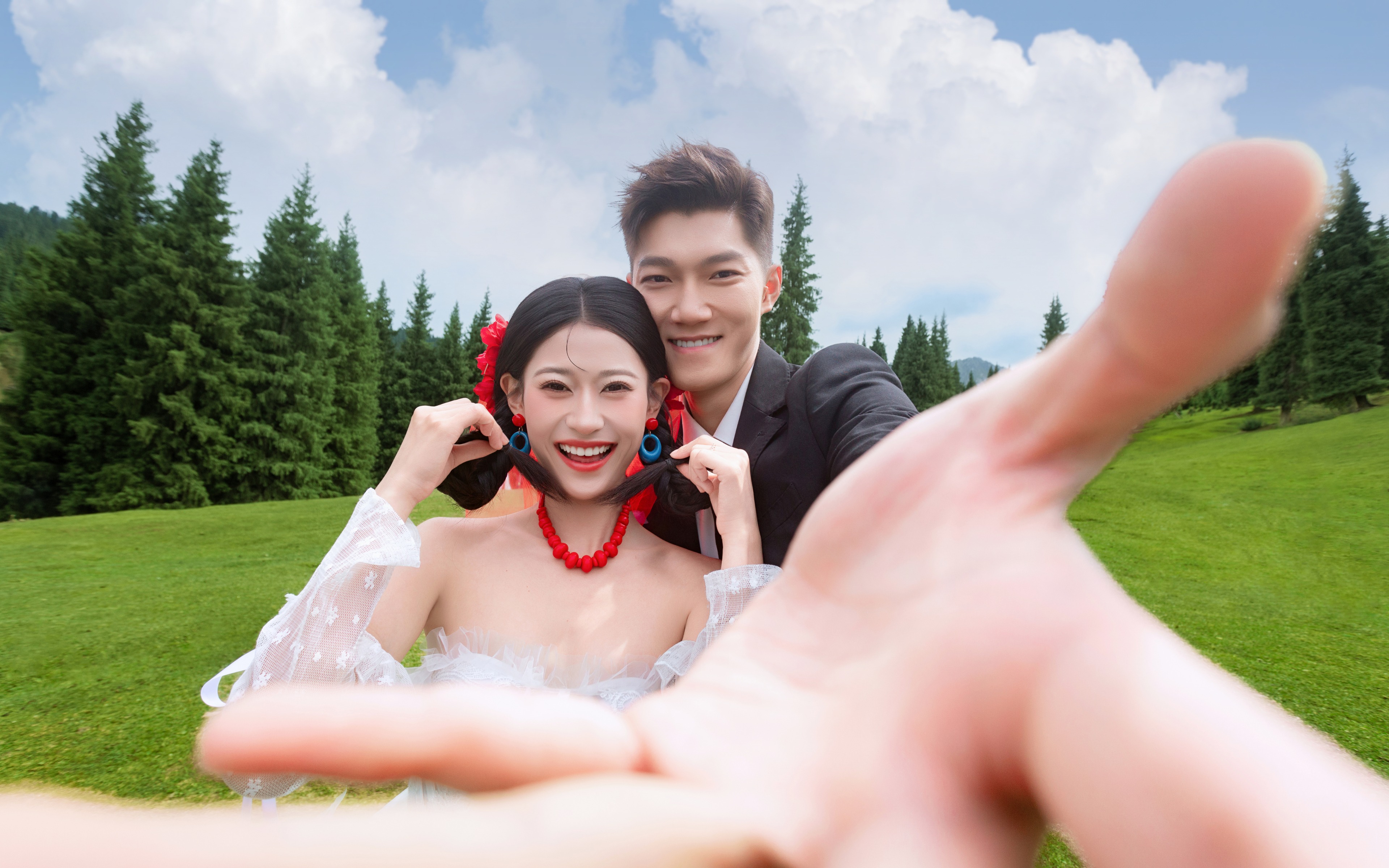 山野草地，肆意嬉闹，记录婚纱照里鲜活的快乐✨