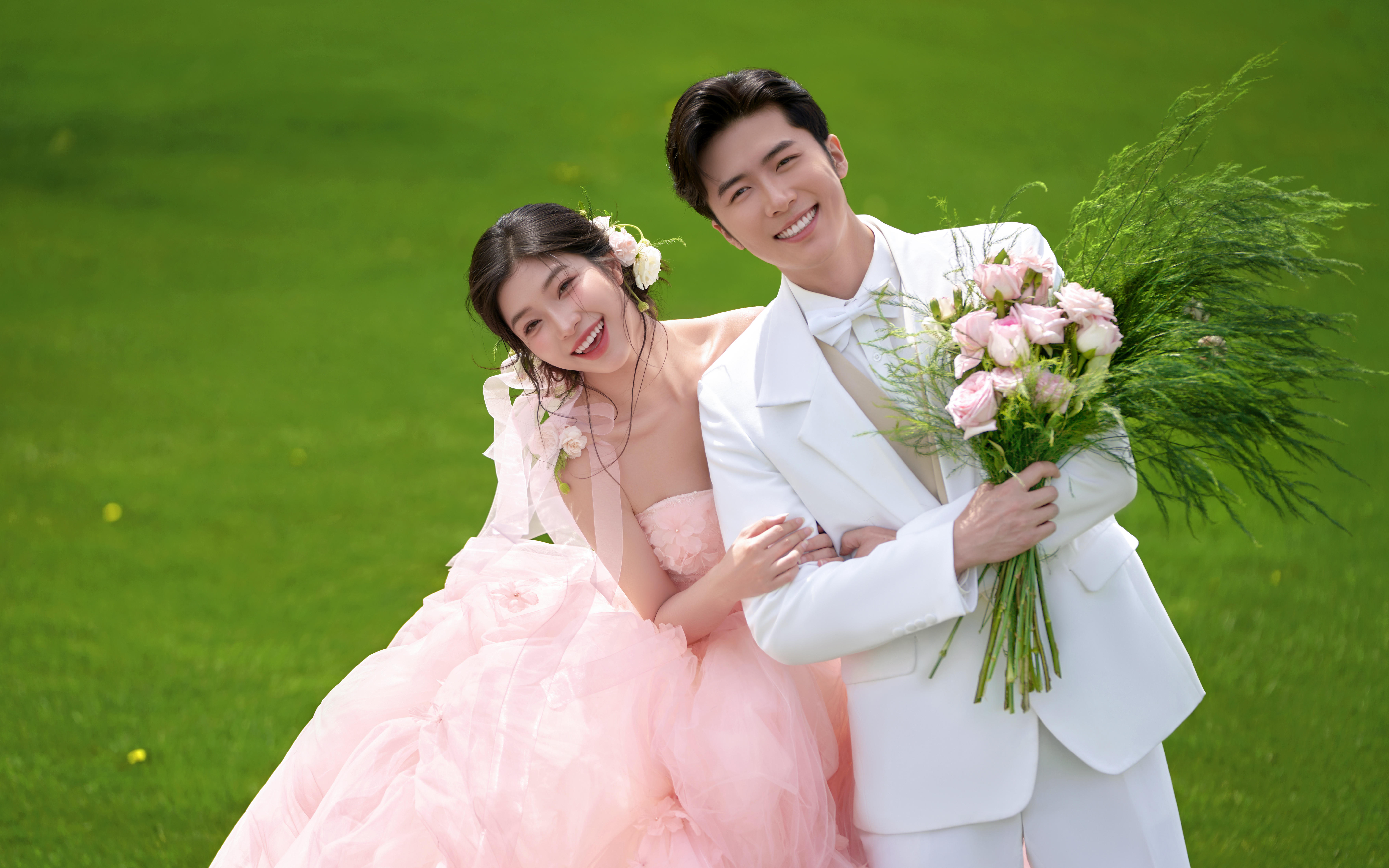 草地婚纱照 / 让爱像野草般自由，比花期更长久