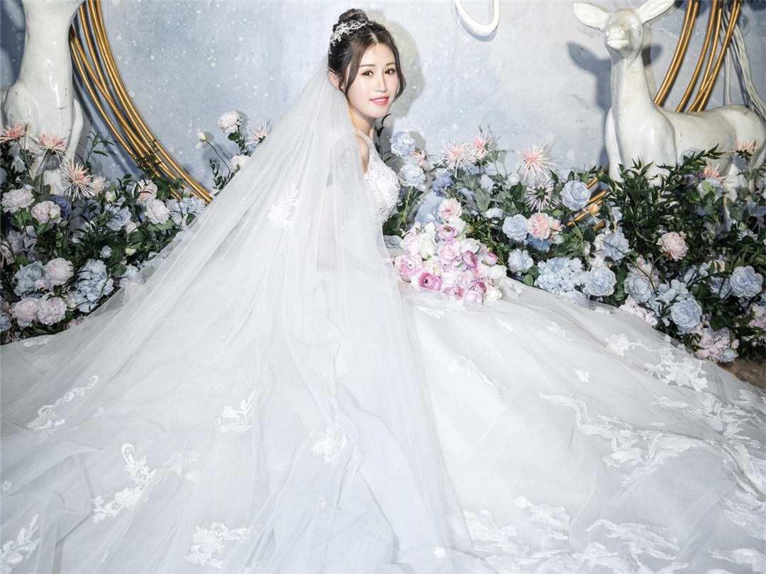 【限时钜惠】本季热卖出门婚纱+精美礼服+早妆