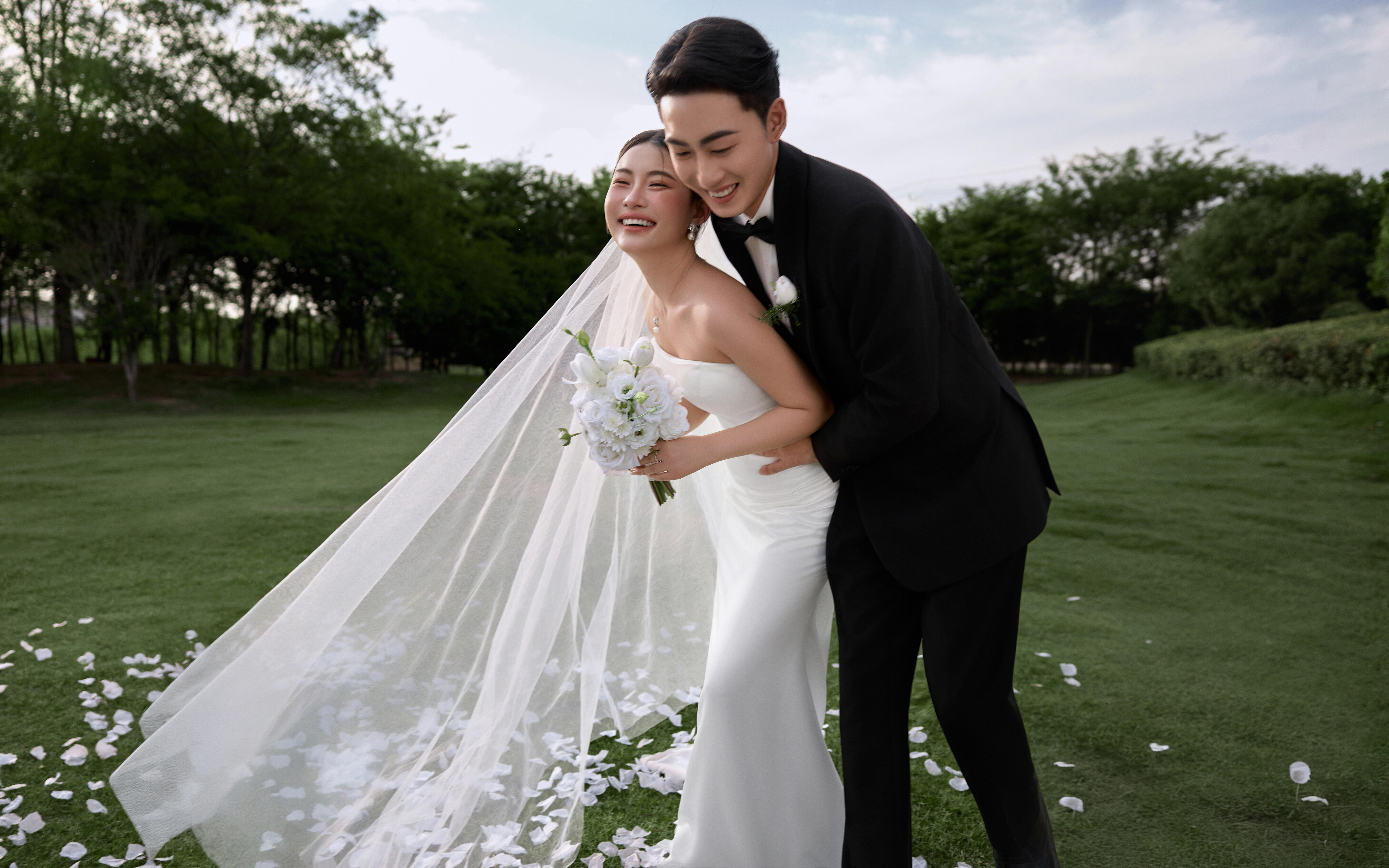 草坪紀實婚紗照封神！自帶優(yōu)雅濾鏡的儀式感