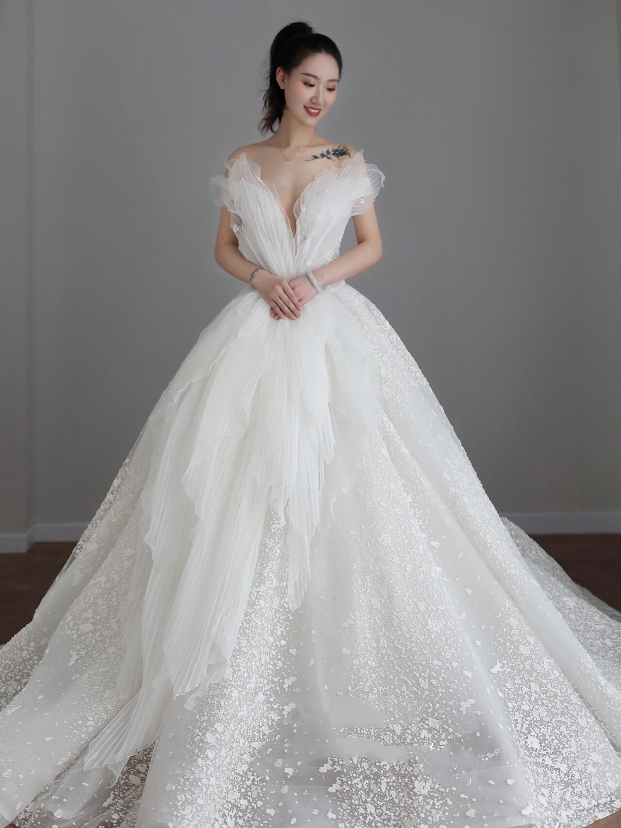 拾贰婚纱| 在武汉的新娘必打卡的一家网红婚纱店！