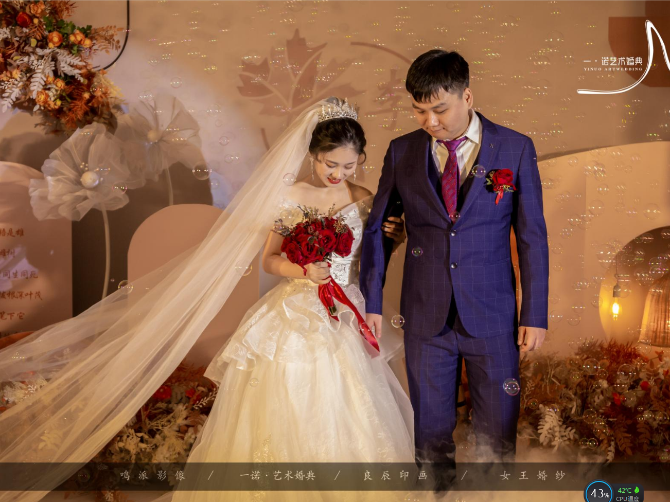 虽然我已经认识了你很久，但这是我第一次看着你穿着