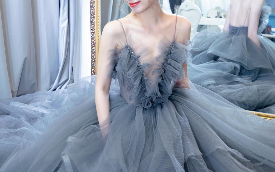 安家时尚灰色吊带甜美拖尾纱