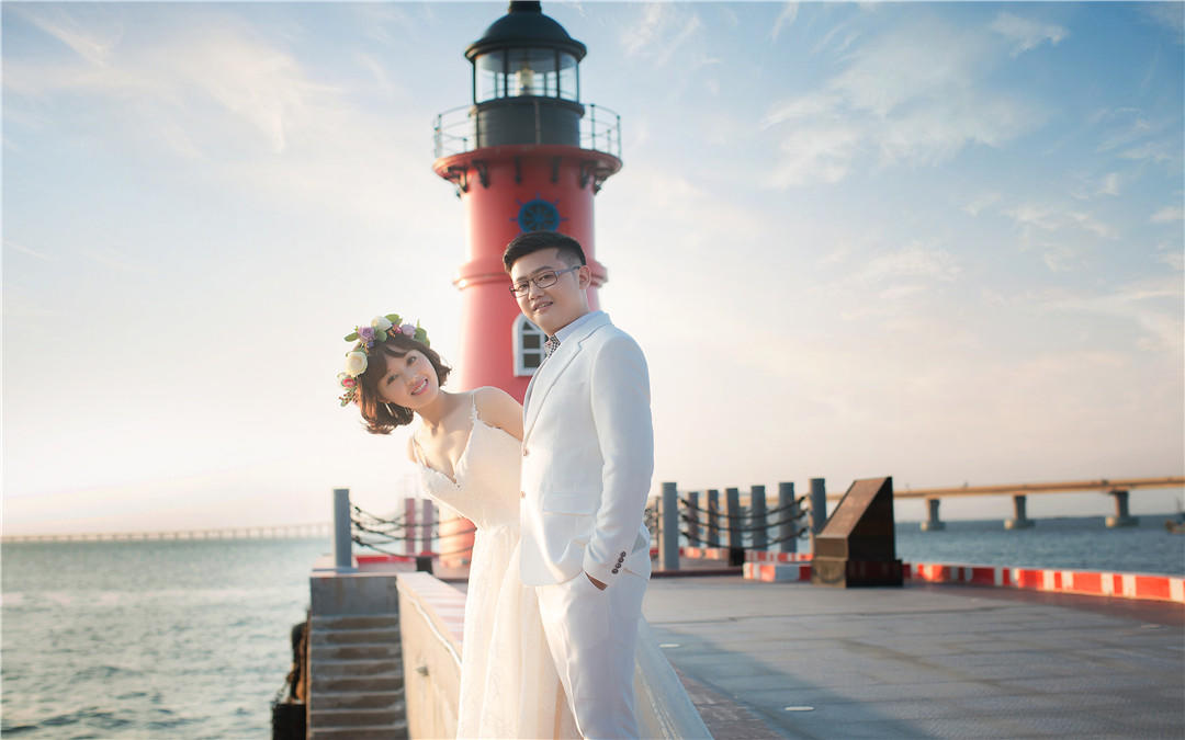 温馨甜美风红色灯塔+海边礁石上镜婚纱摄影外景