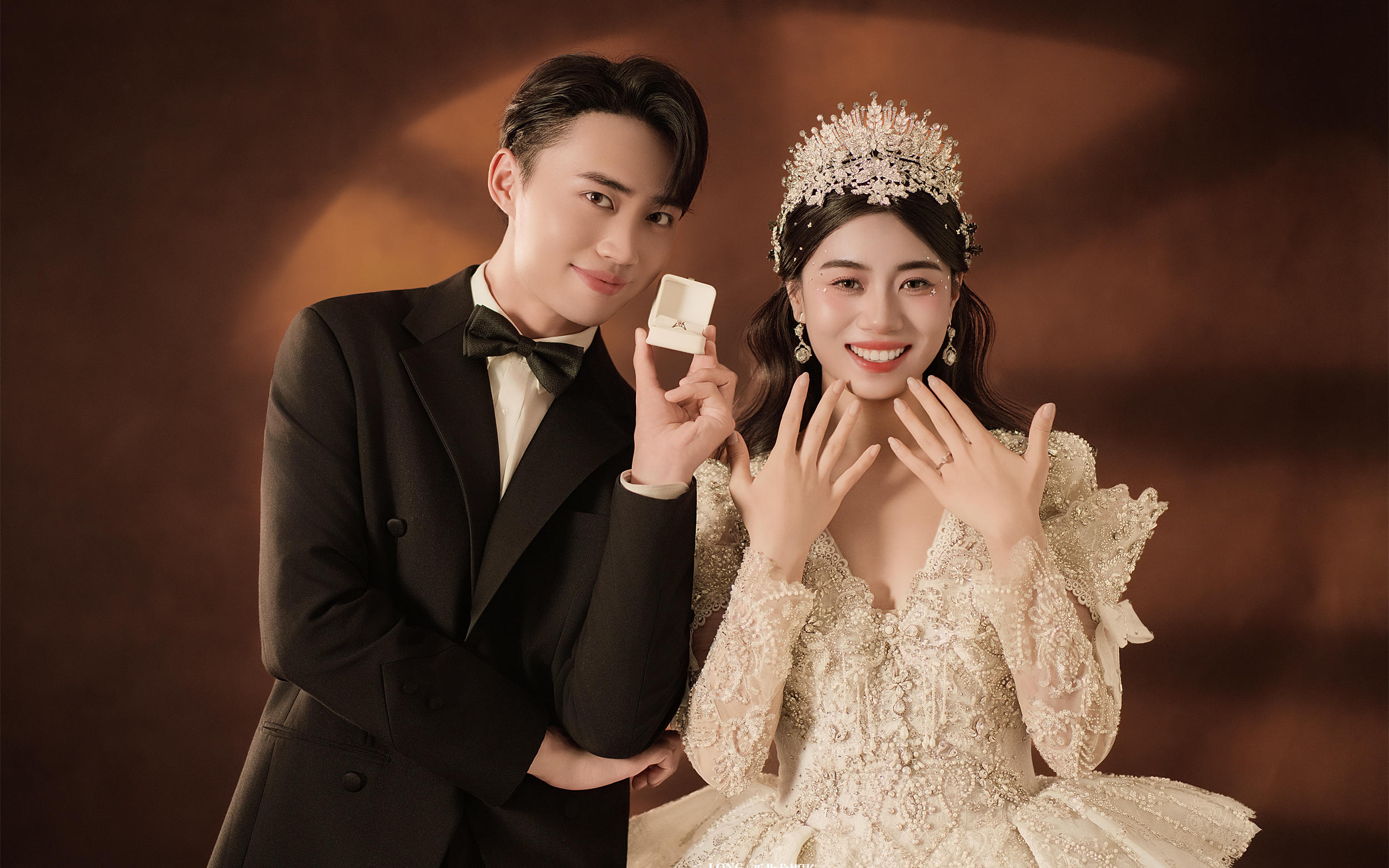 高級感拉滿！超喜歡這組室內(nèi)光影婚紗照??