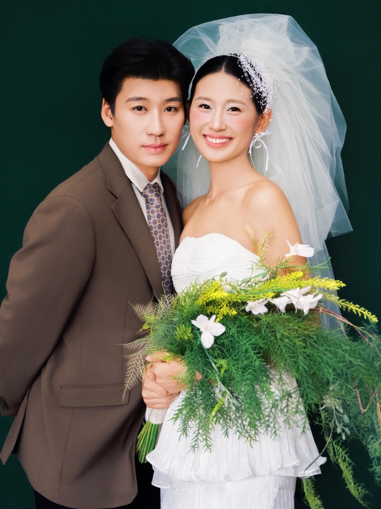 室内极简风婚纱照