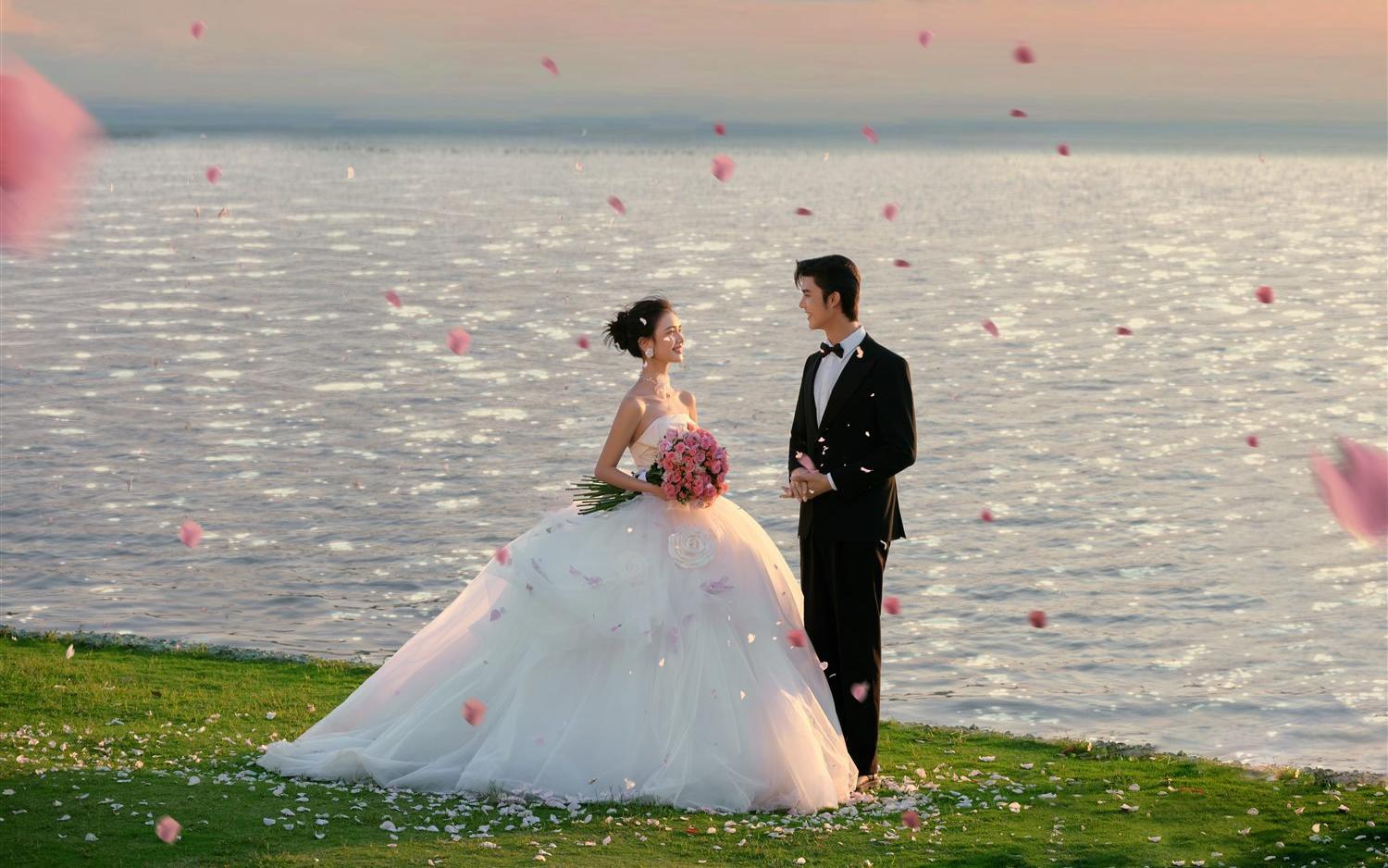 夕阳下的草坪婚纱照真的太梦幻了🌅 