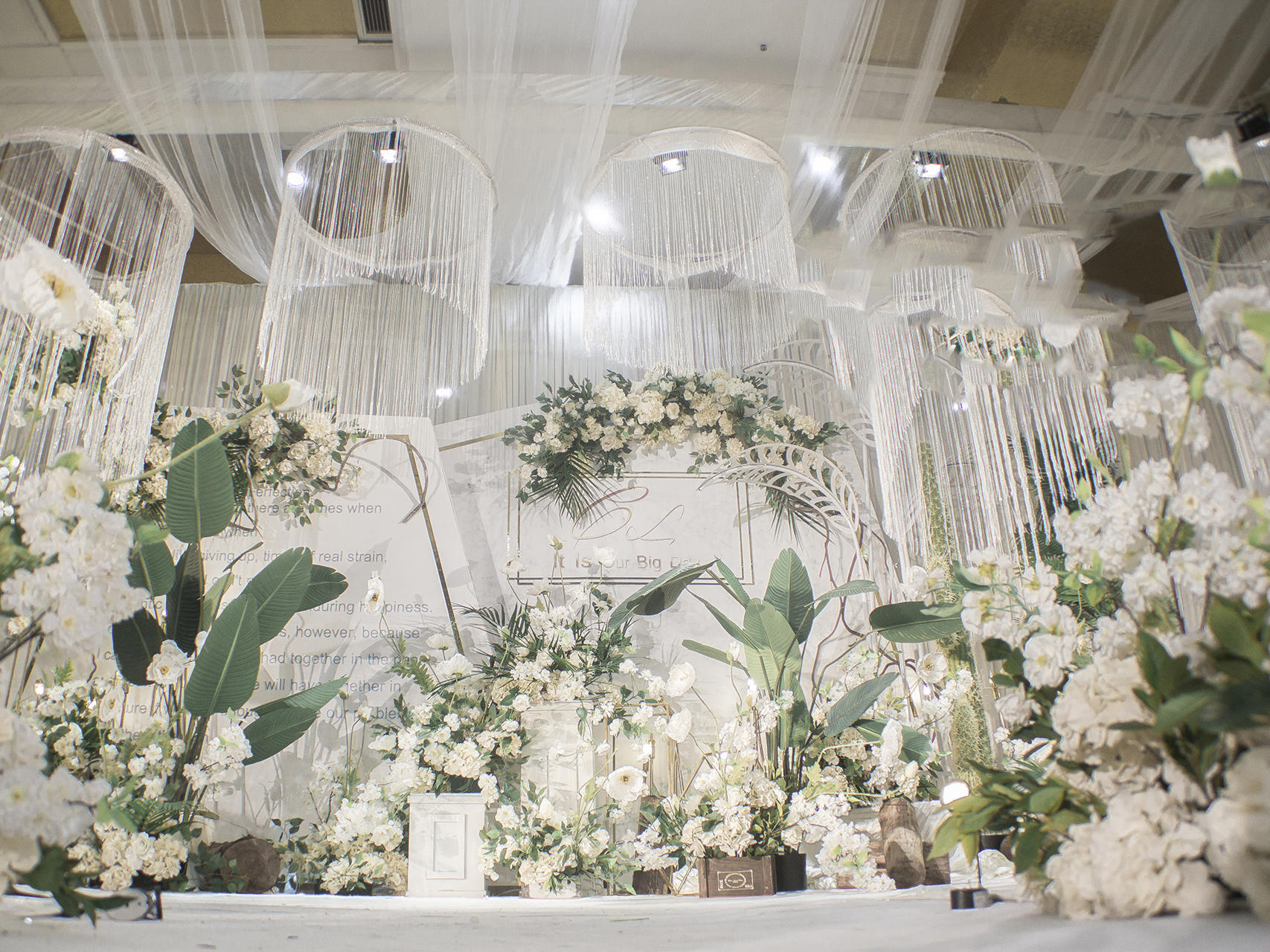 白色系婚礼  吊顶  超炫灯光