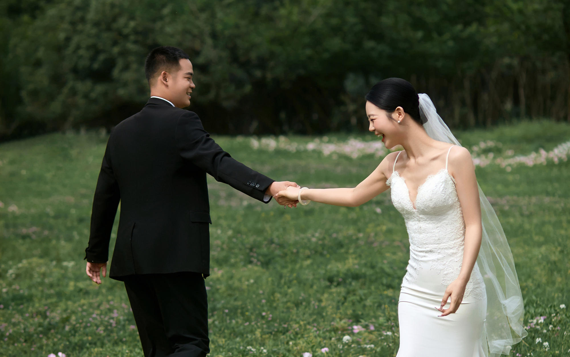 客片分享 | 情緒感滿分的草坪婚紗照