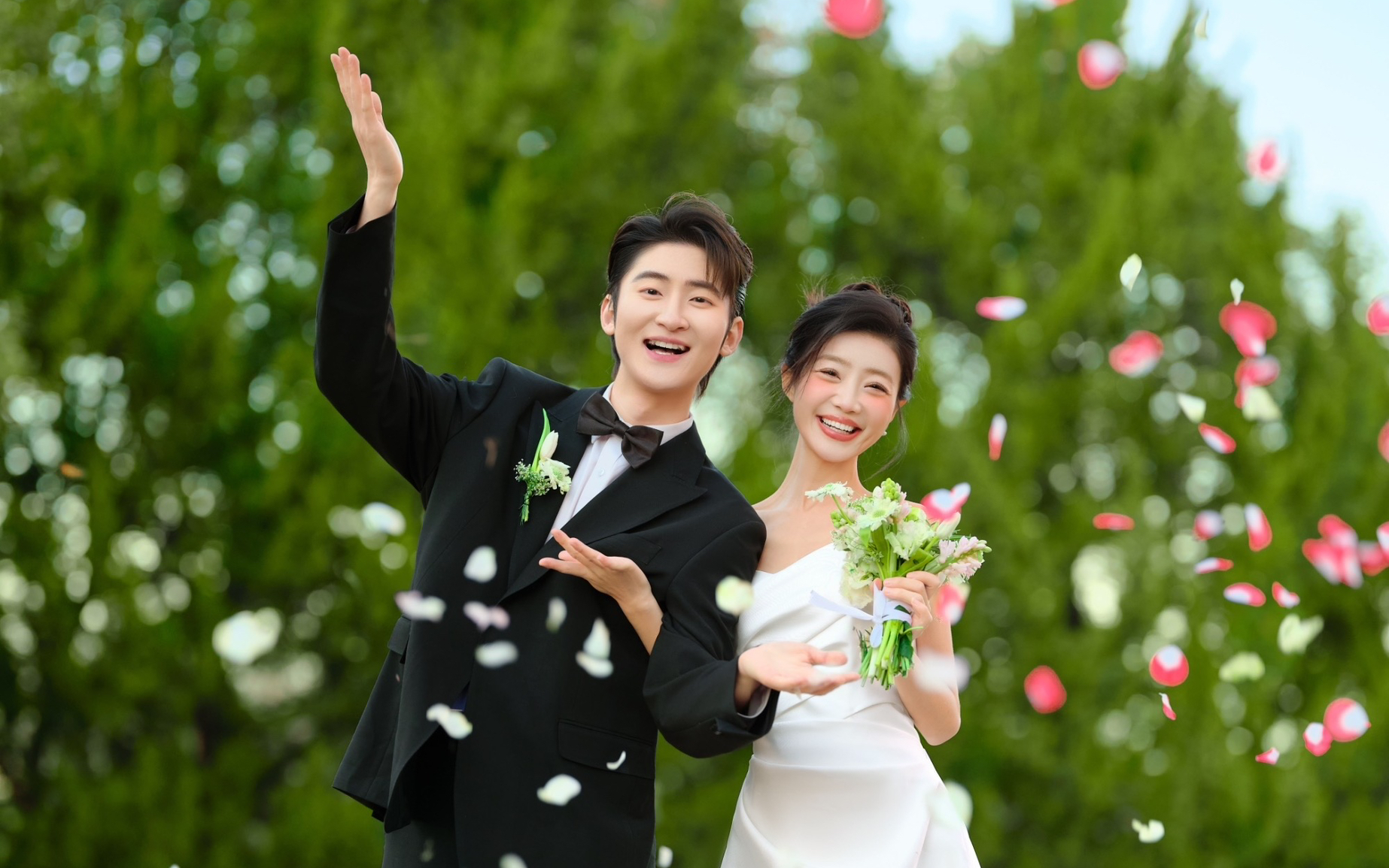 仪式感拉满的森系草坪婚纱照
