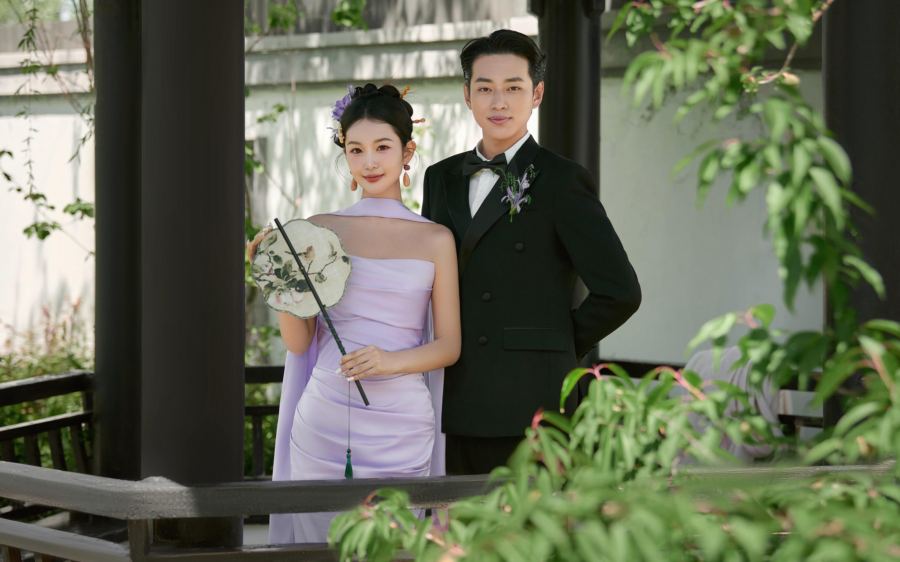 中式园林里的相遇，是岁月写就的温柔序章。