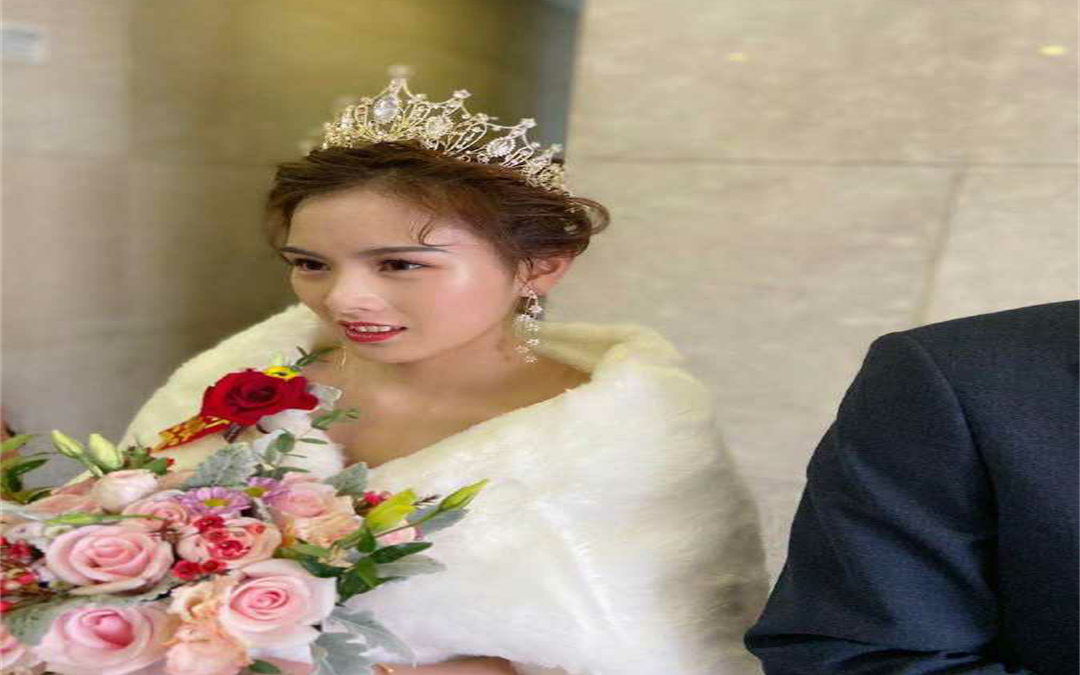 唯美新娘妆容加2造型 婚纱+敬酒