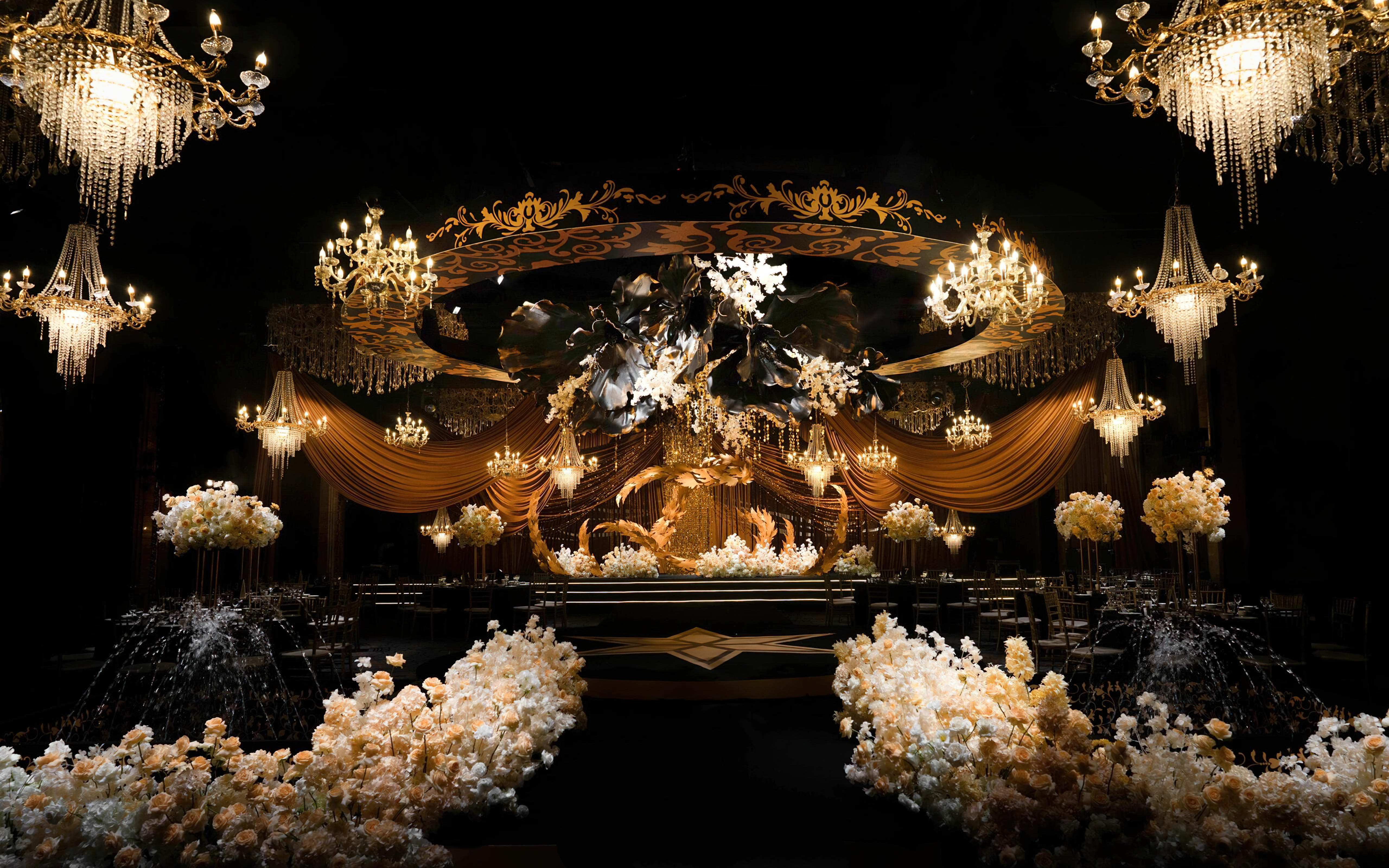 黑色底衬金色花饰，典雅如诗