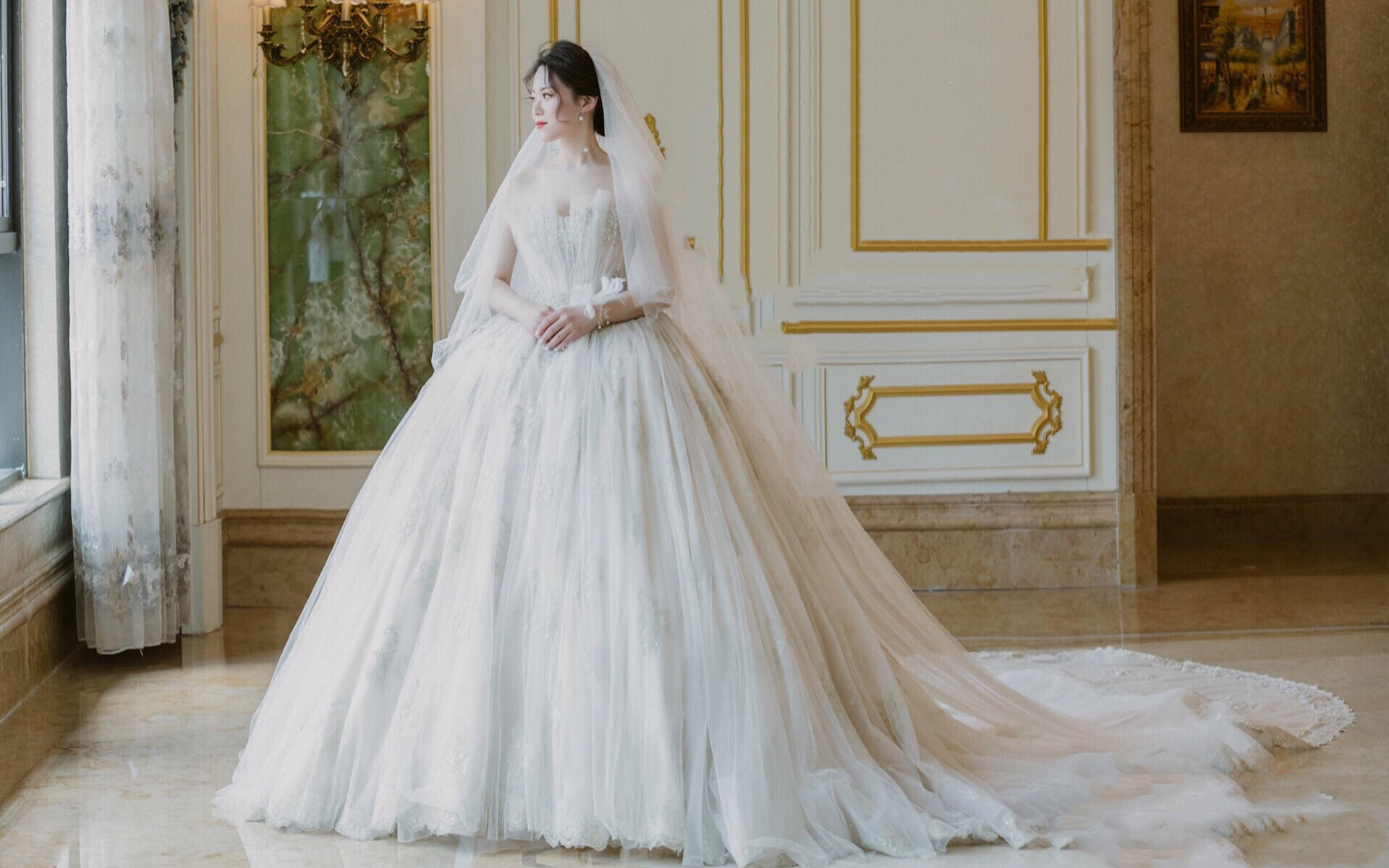 草坪婚礼，缎面是个很棒的选择