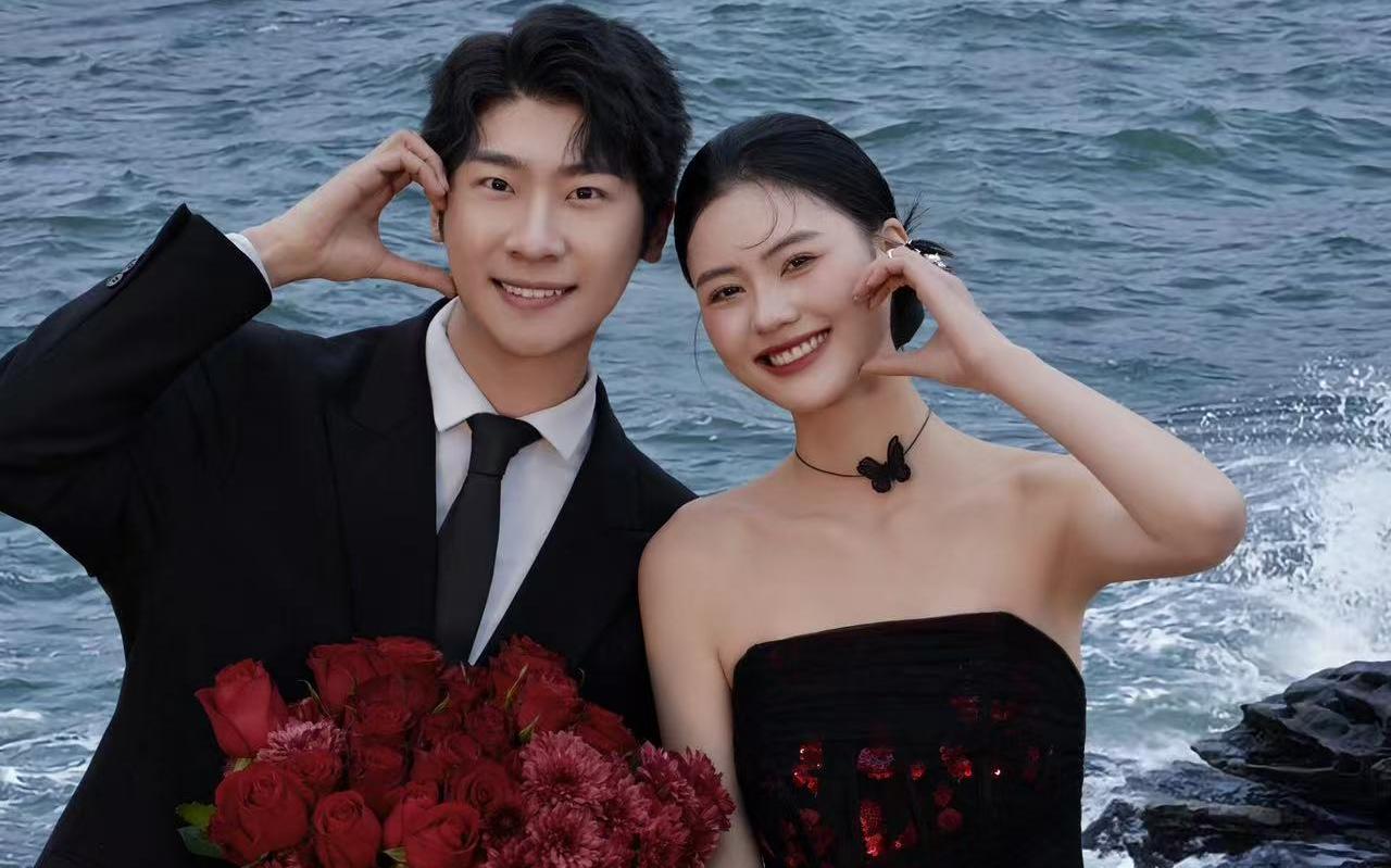 【自由浪漫的海邊礁石婚紗照】