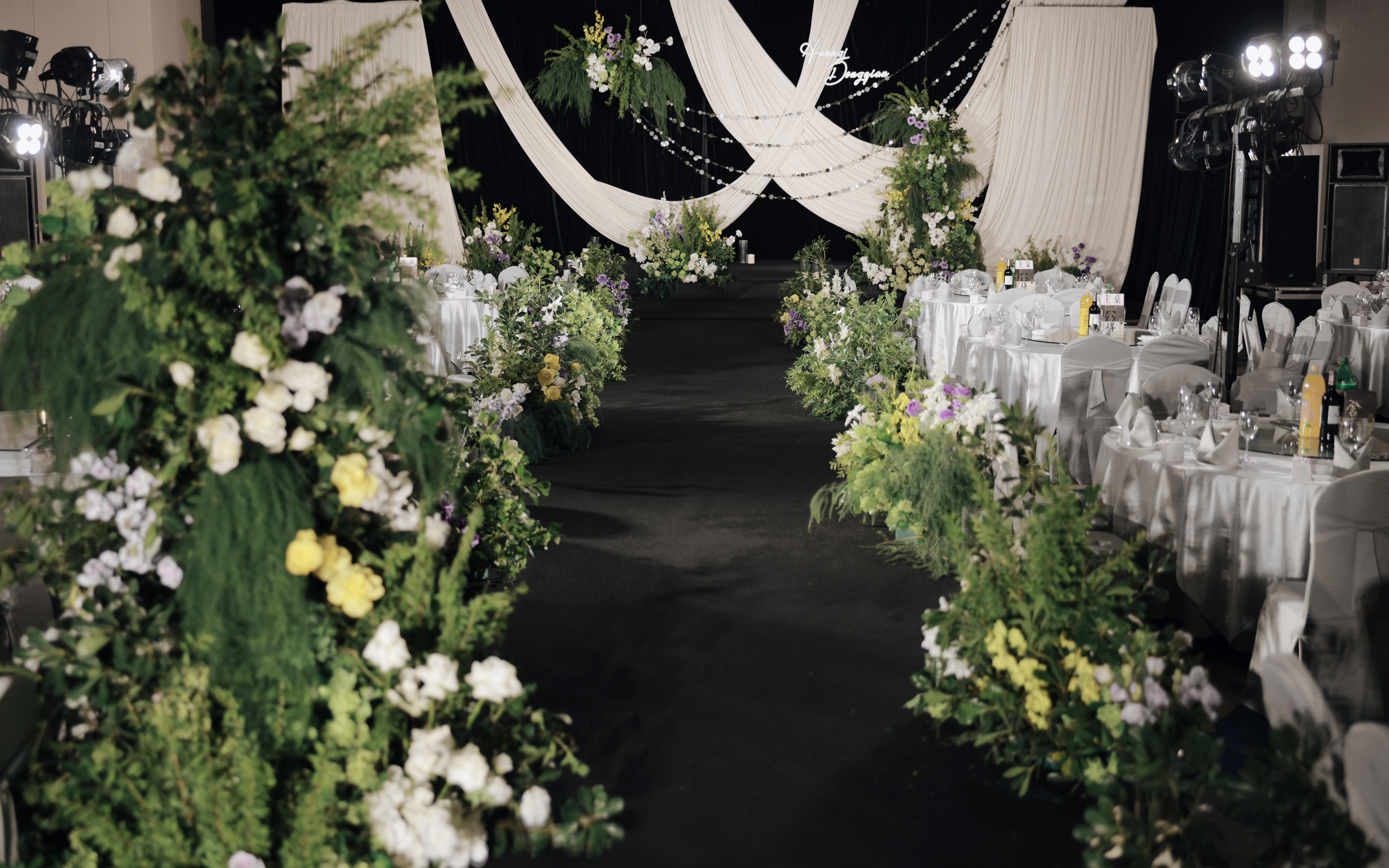 简约婚礼，自然布幔成景