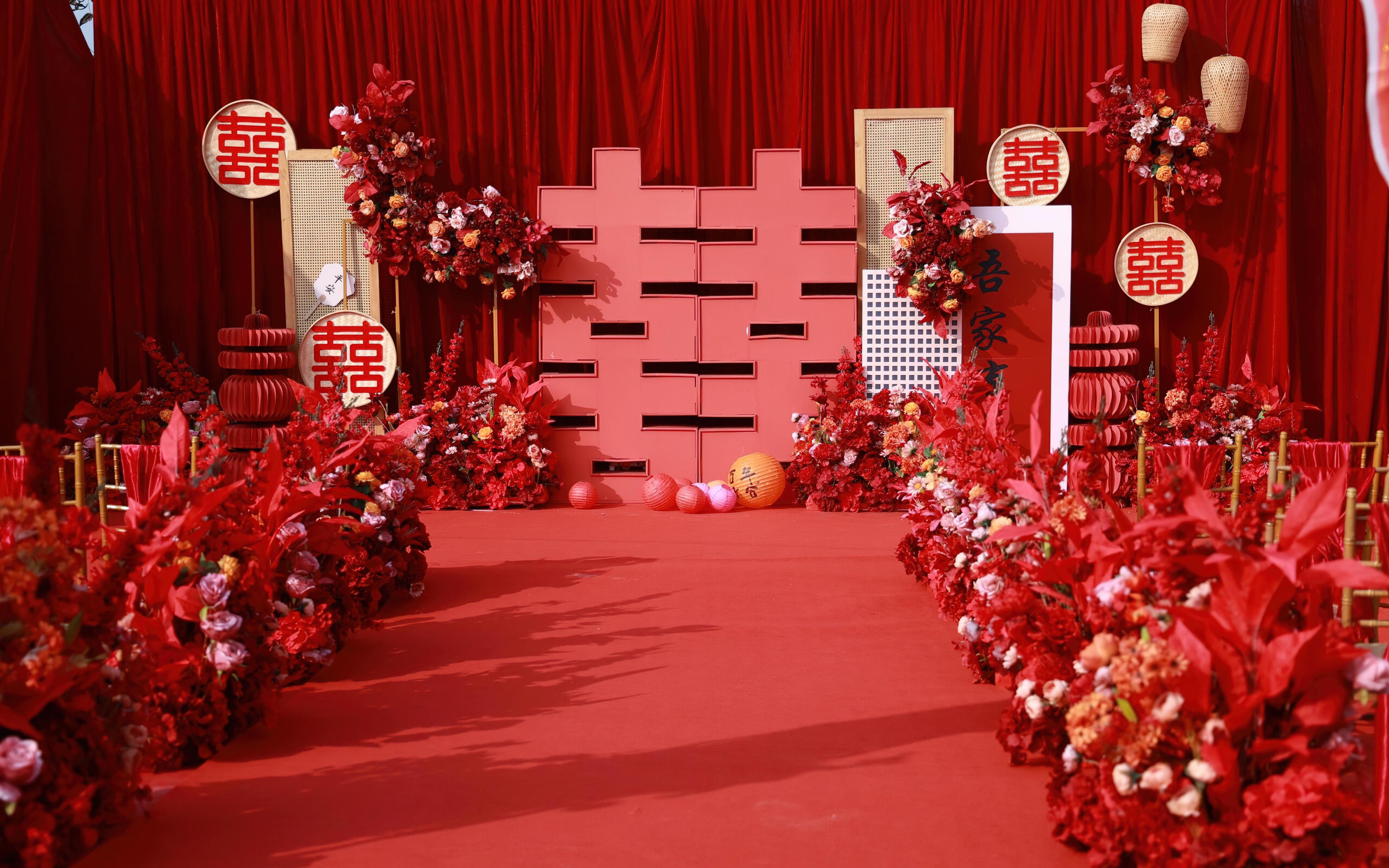 红幔轻扬，户外婚礼浪漫启幕