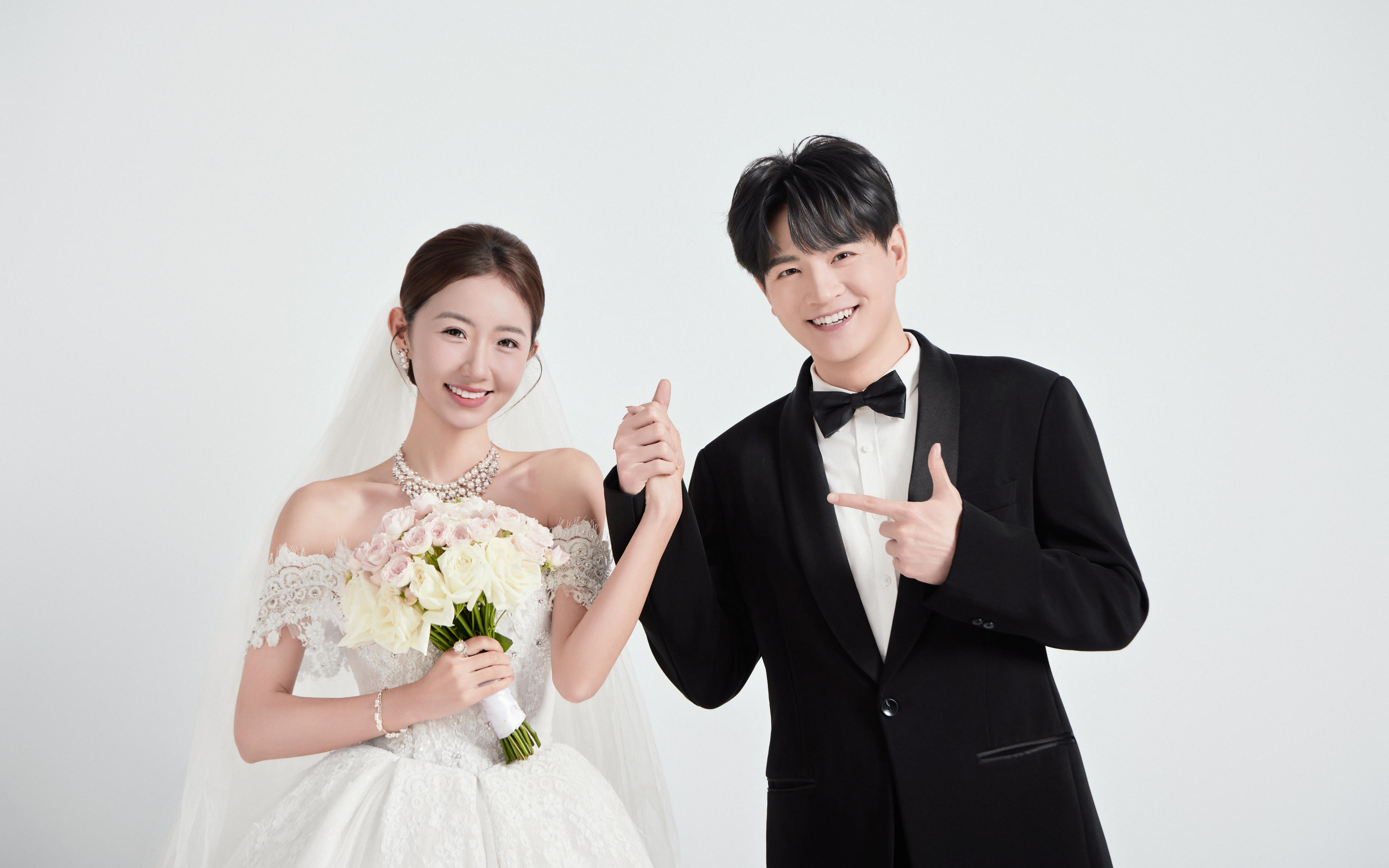 许妍的婚纱照！完全就是普通人的拍照模版呀