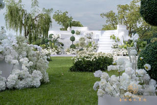 纯粹高级白色婚礼的草坪布置