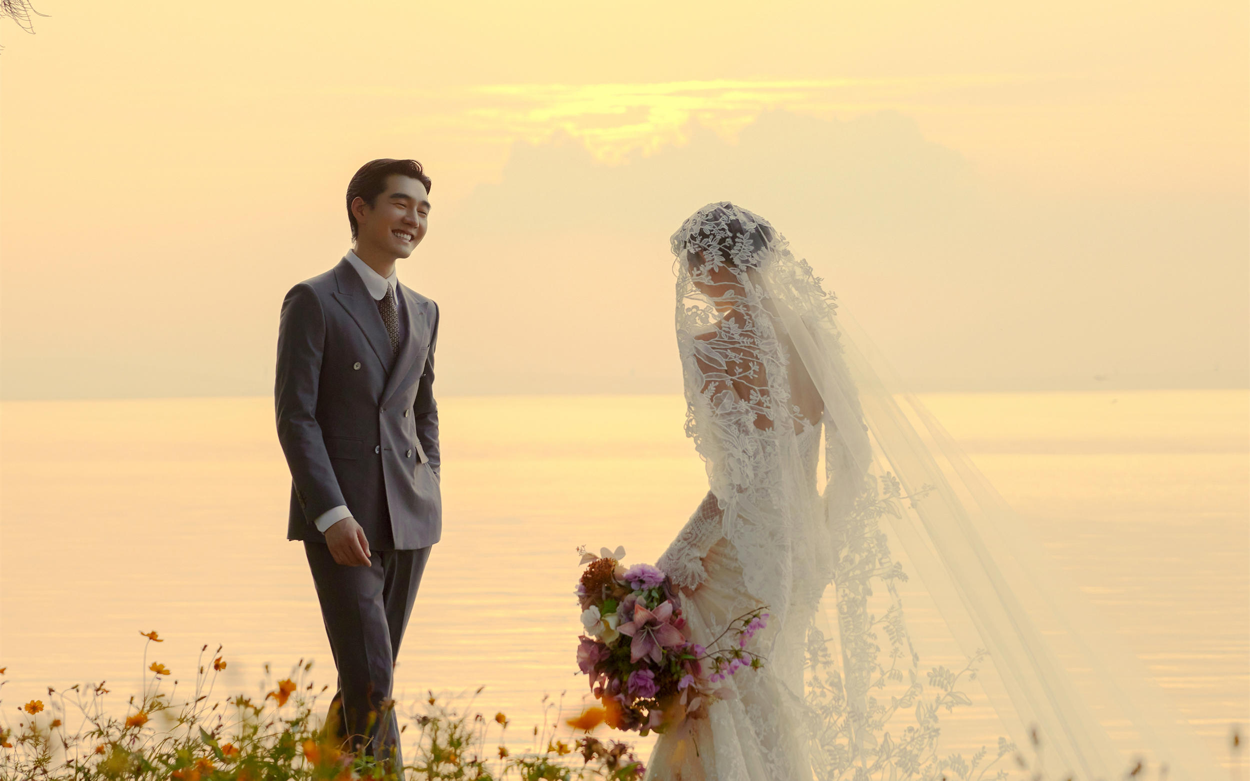 “爱如晚霞 愈晚愈浓”夕阳海边电影婚纱照