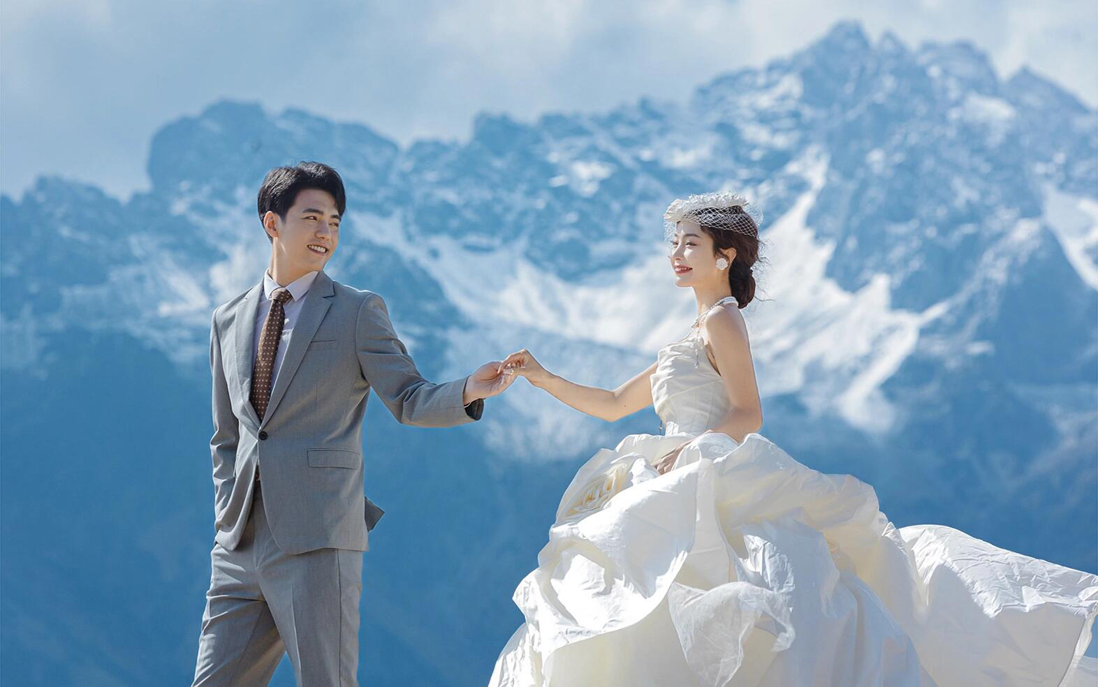 巍峨雪山，皑皑白雪