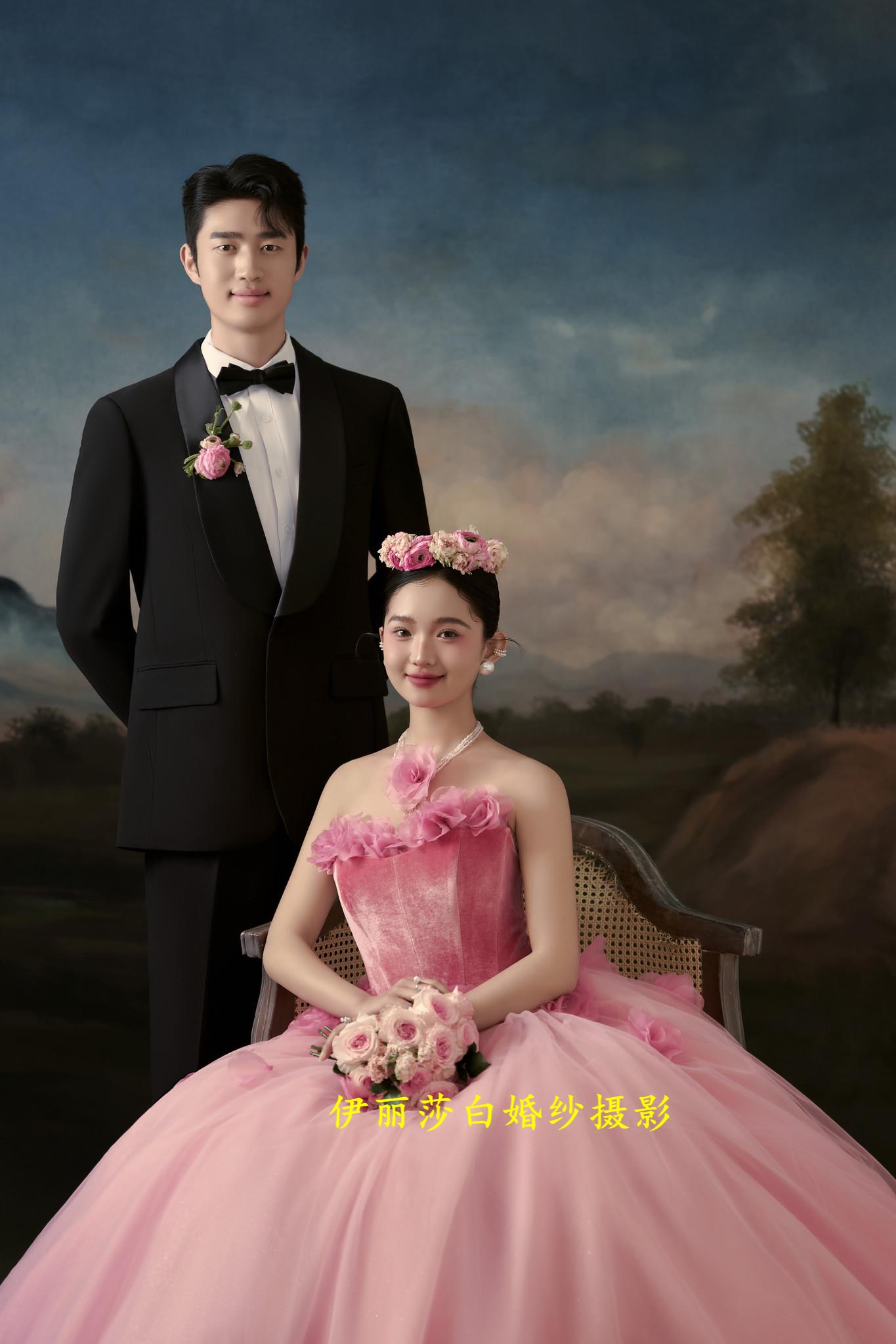 拍婚纱照3888套餐有跟妆+秀和+礼服 