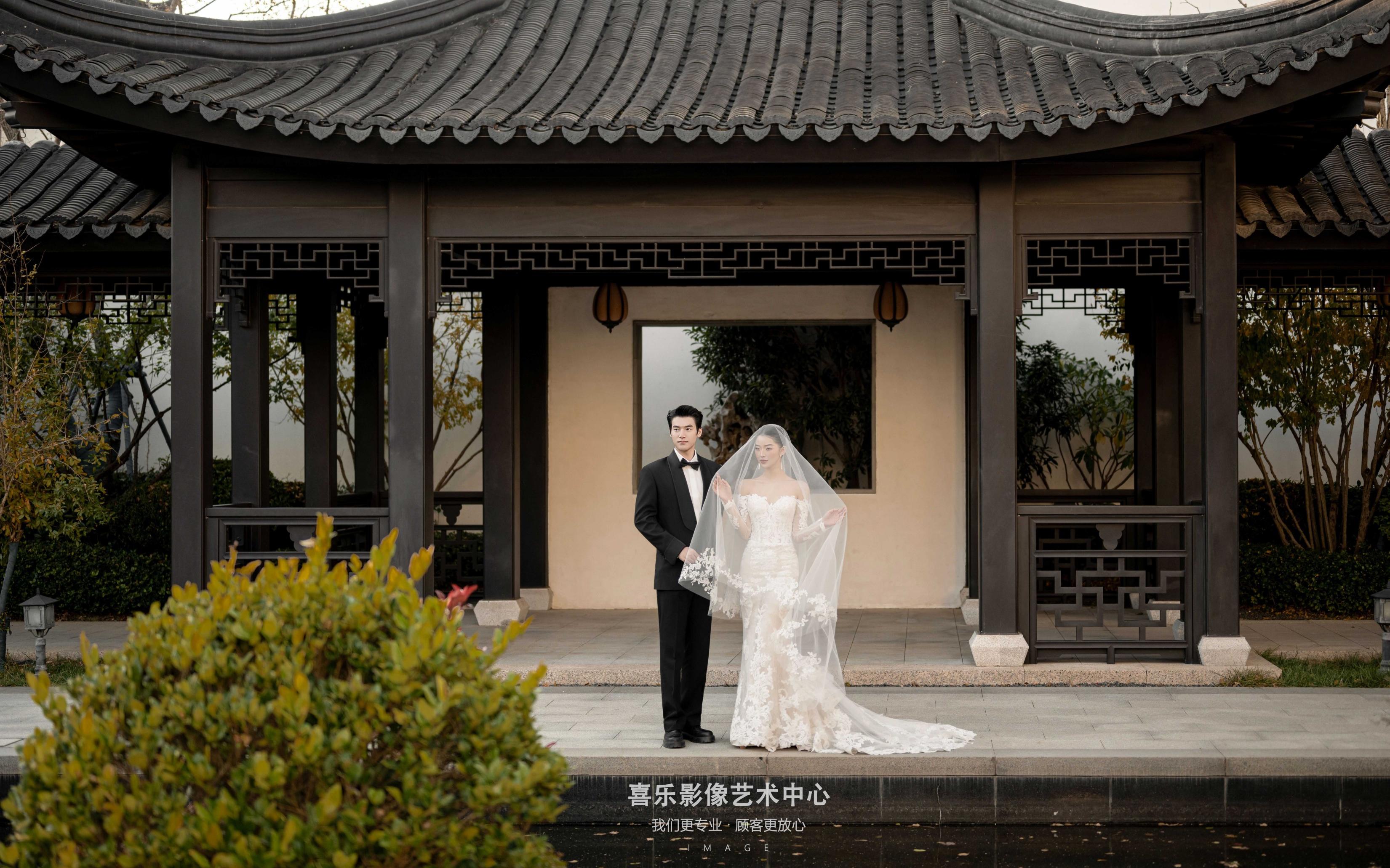  新中式婚纱｜花窗光影里的温柔叙事