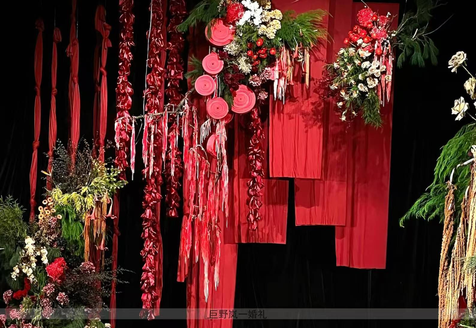 酒红色小众设计感婚礼