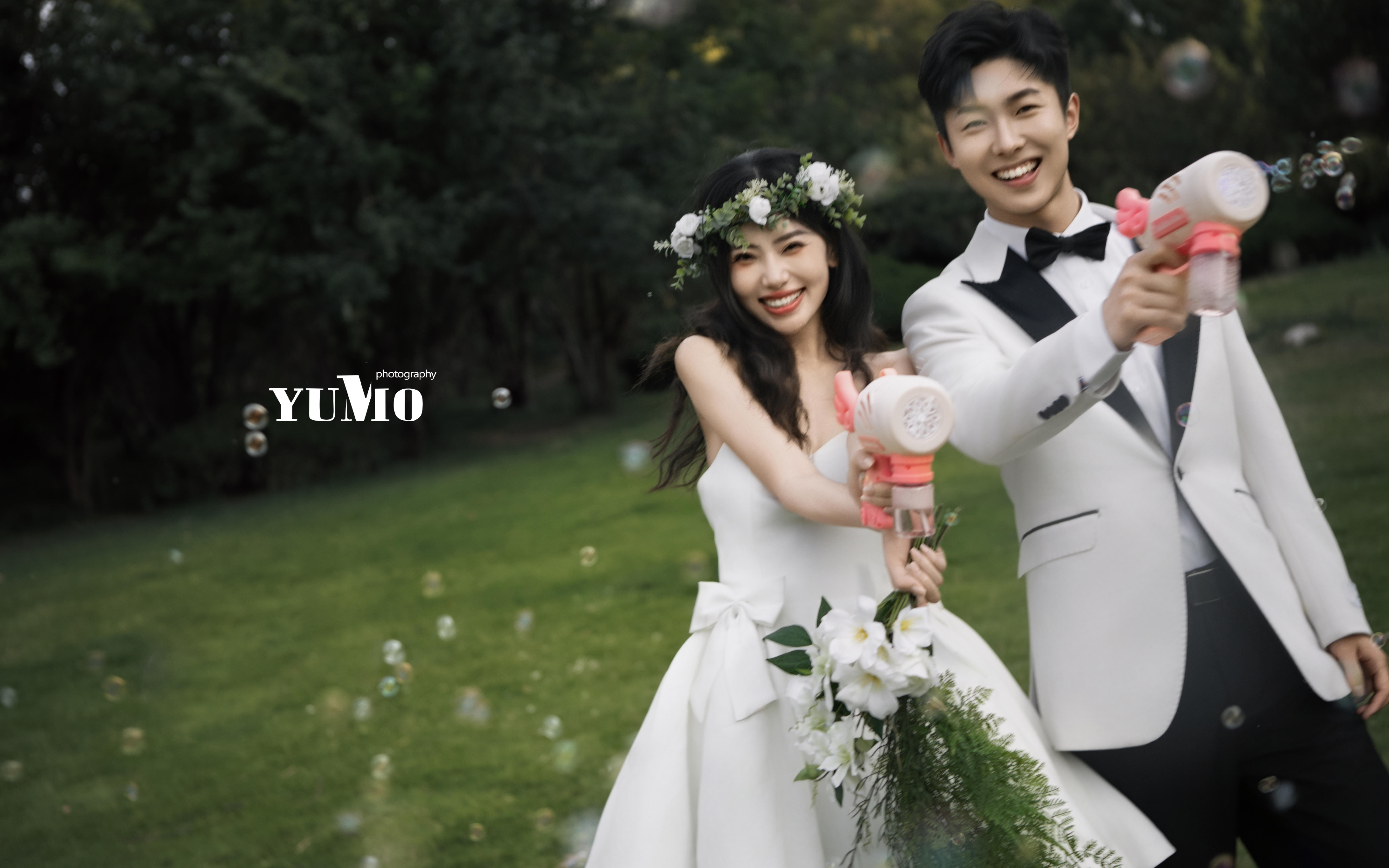 追着风跑，原来草坪婚纱照才是甜度天花板！