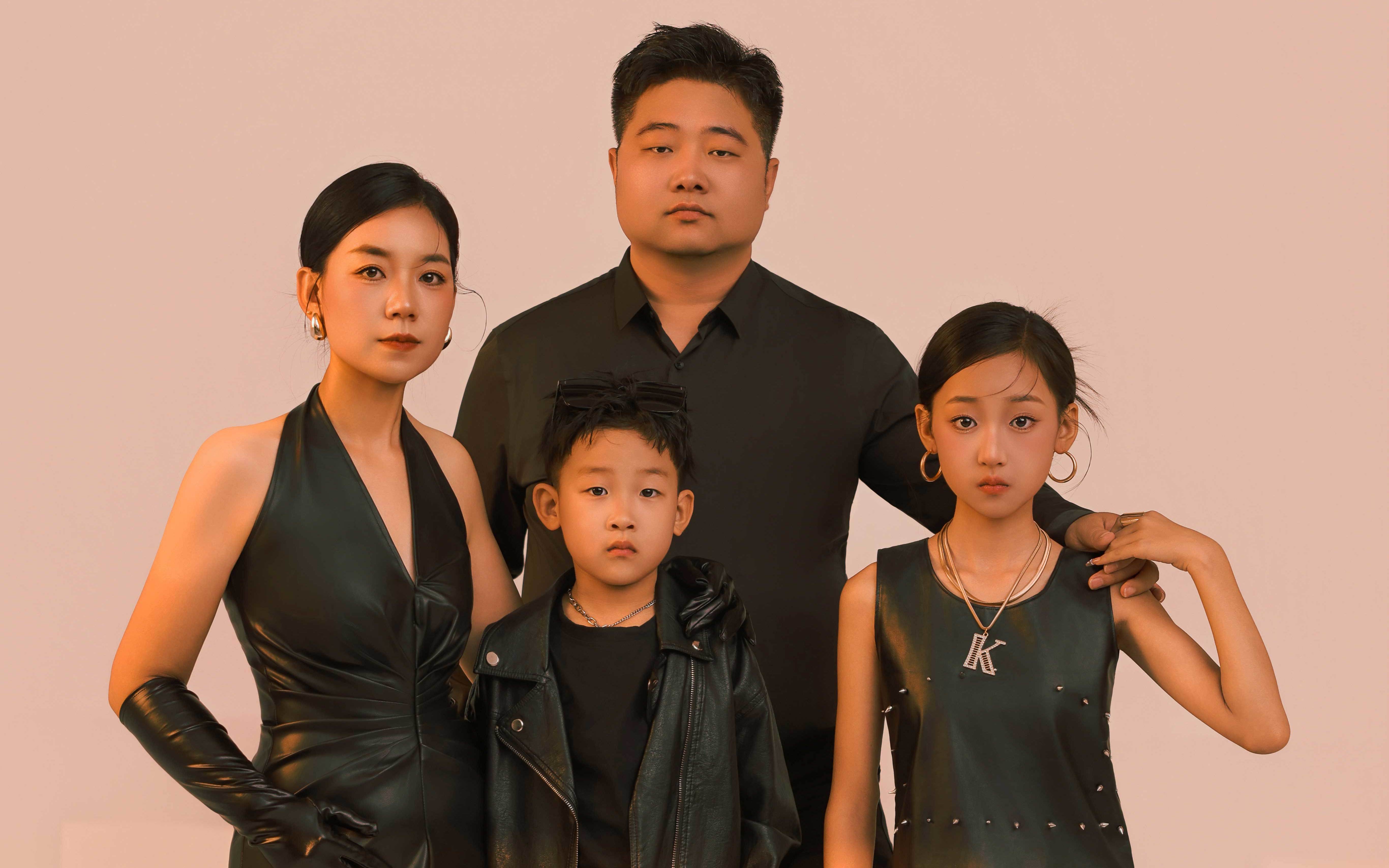 暗黑系时尚风，解锁家庭写真的个性表达