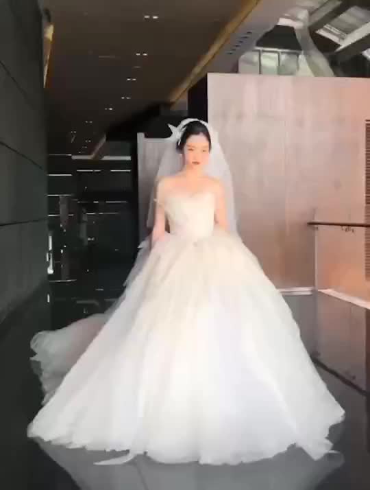 特惠-(小预算必选)新娘跟妆，拖尾婚纱.敬酒服