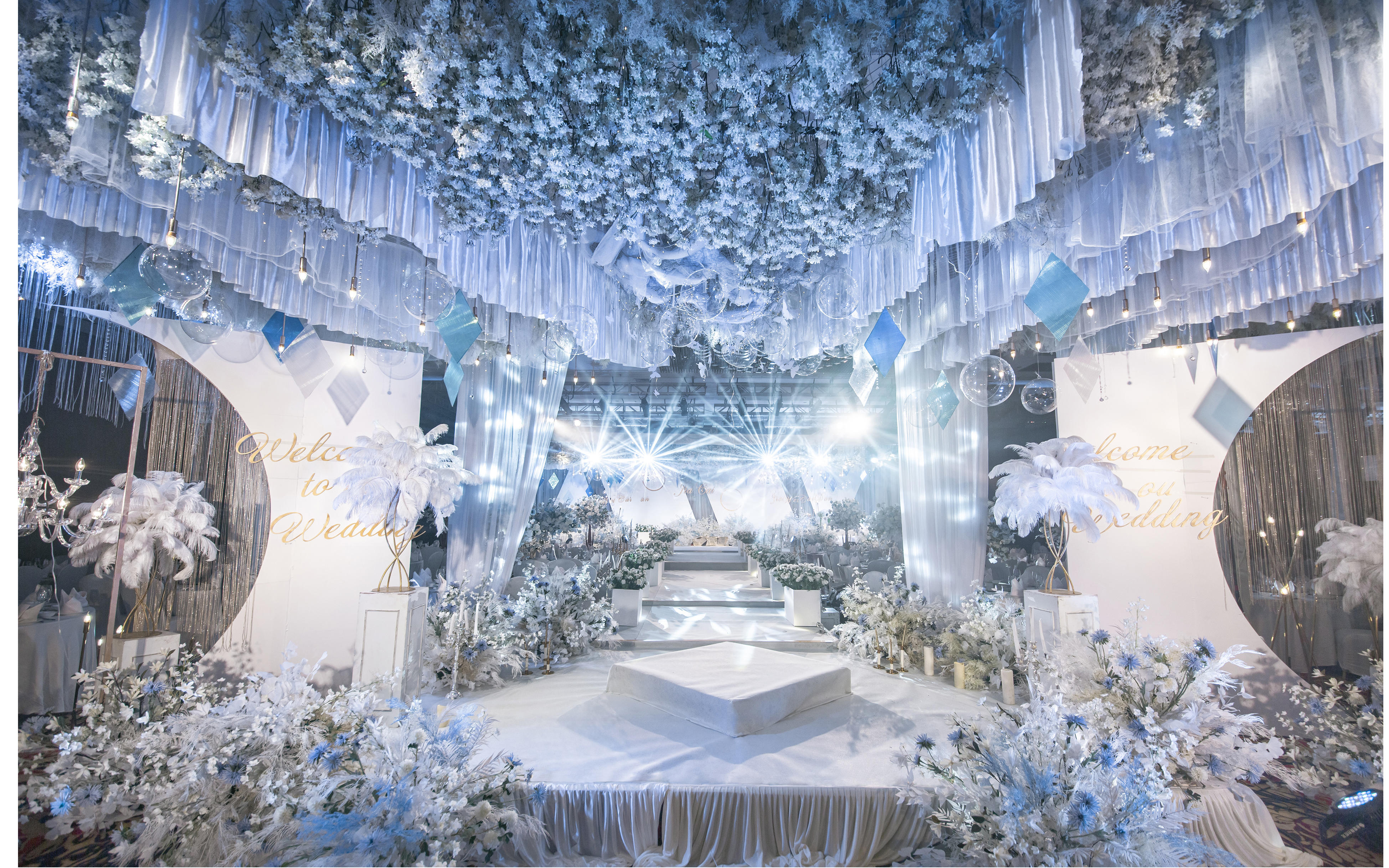 藍(lán)色高級(jí)全場(chǎng)吊頂精致婚禮策劃