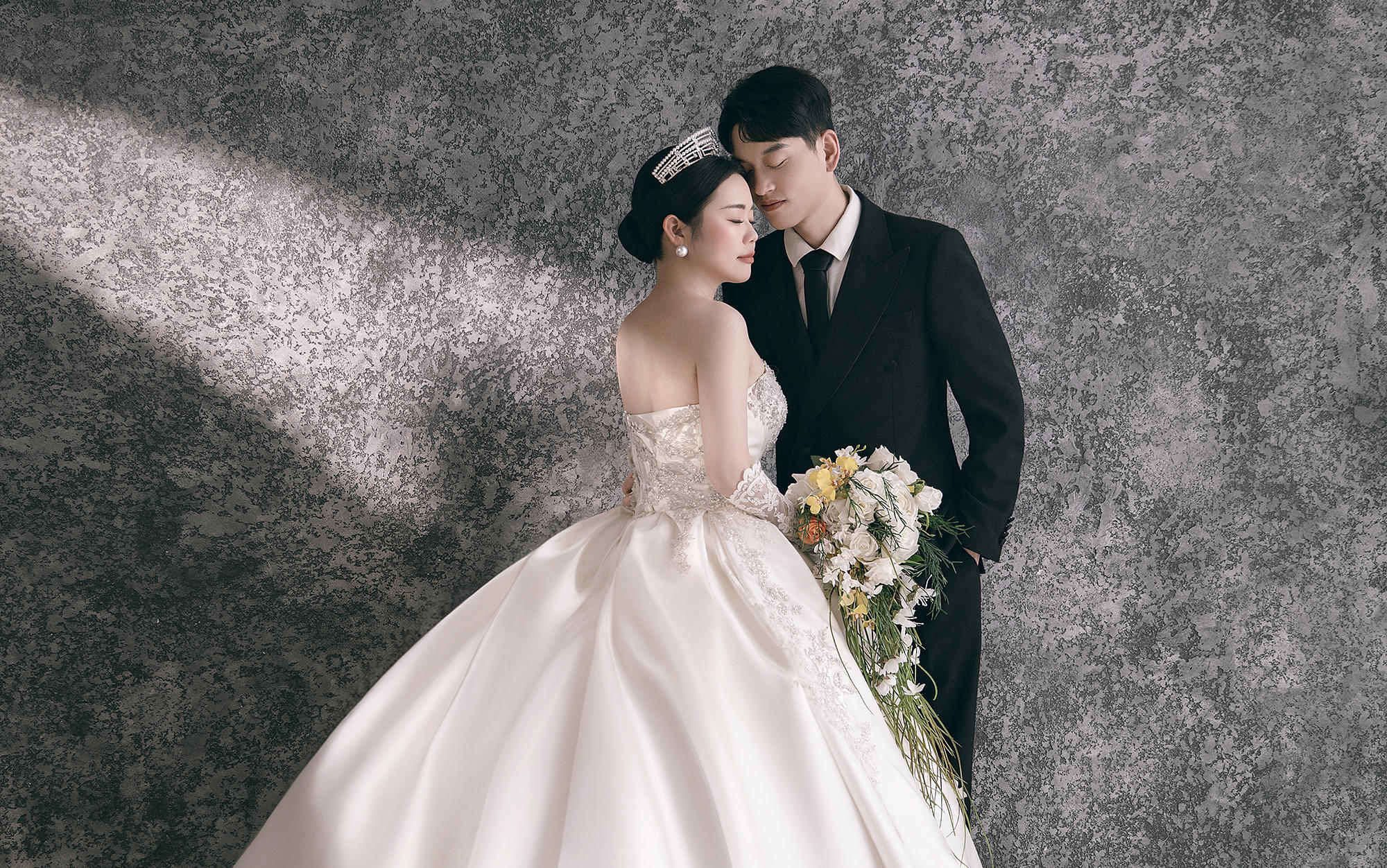 把婚紗照拍成古典油畫，光影下的浪漫高級感拉滿！