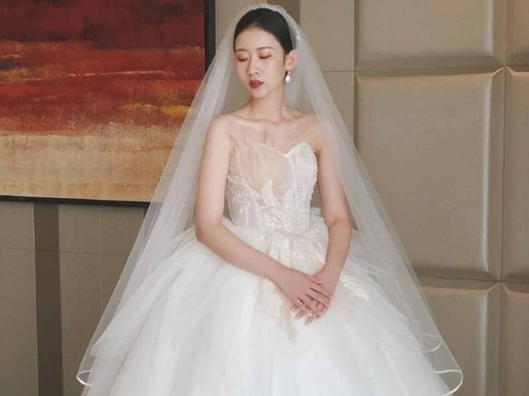 【超值体验】大牌经典婚纱3件套送4件伴娘服