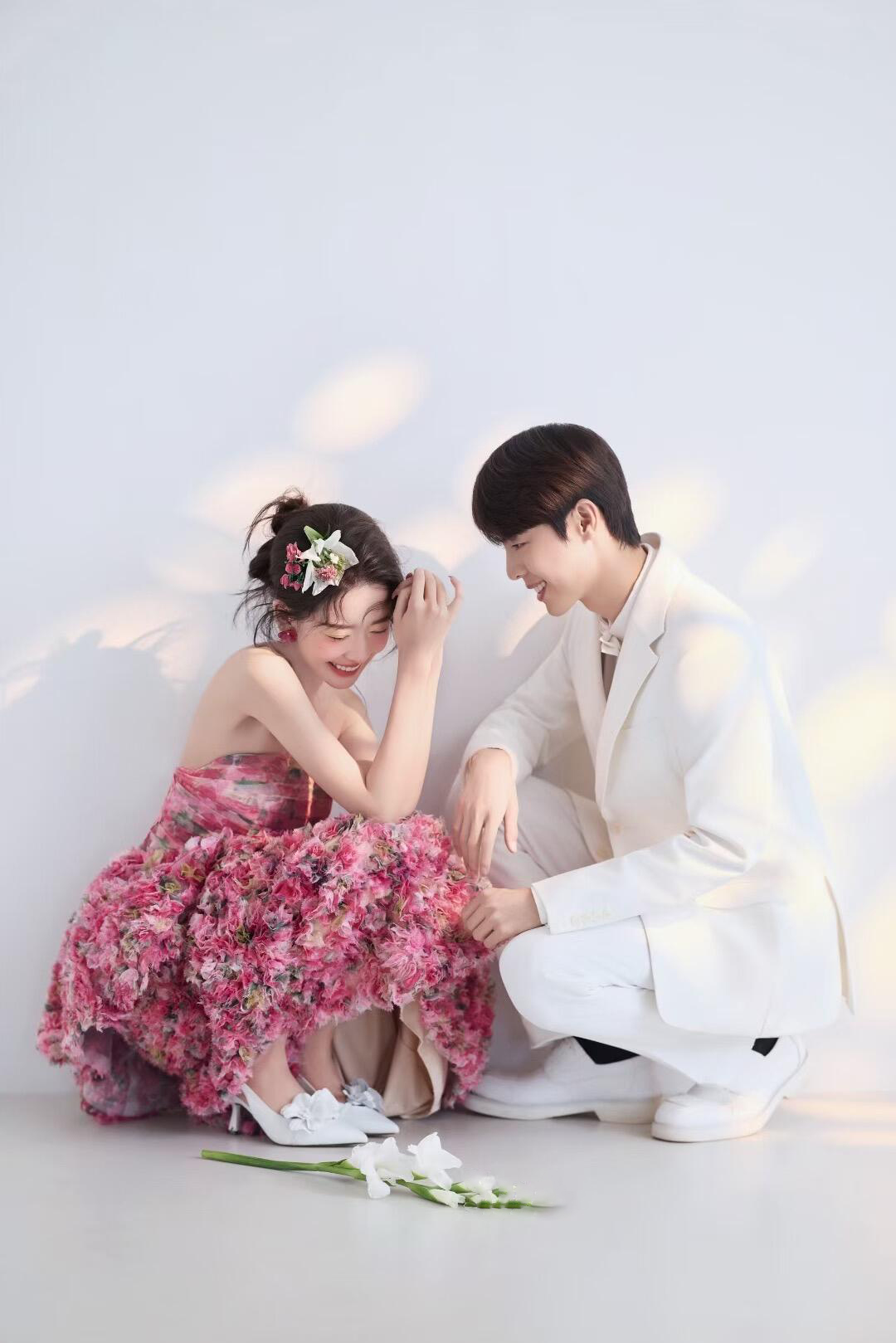 室内极简风婚纱照