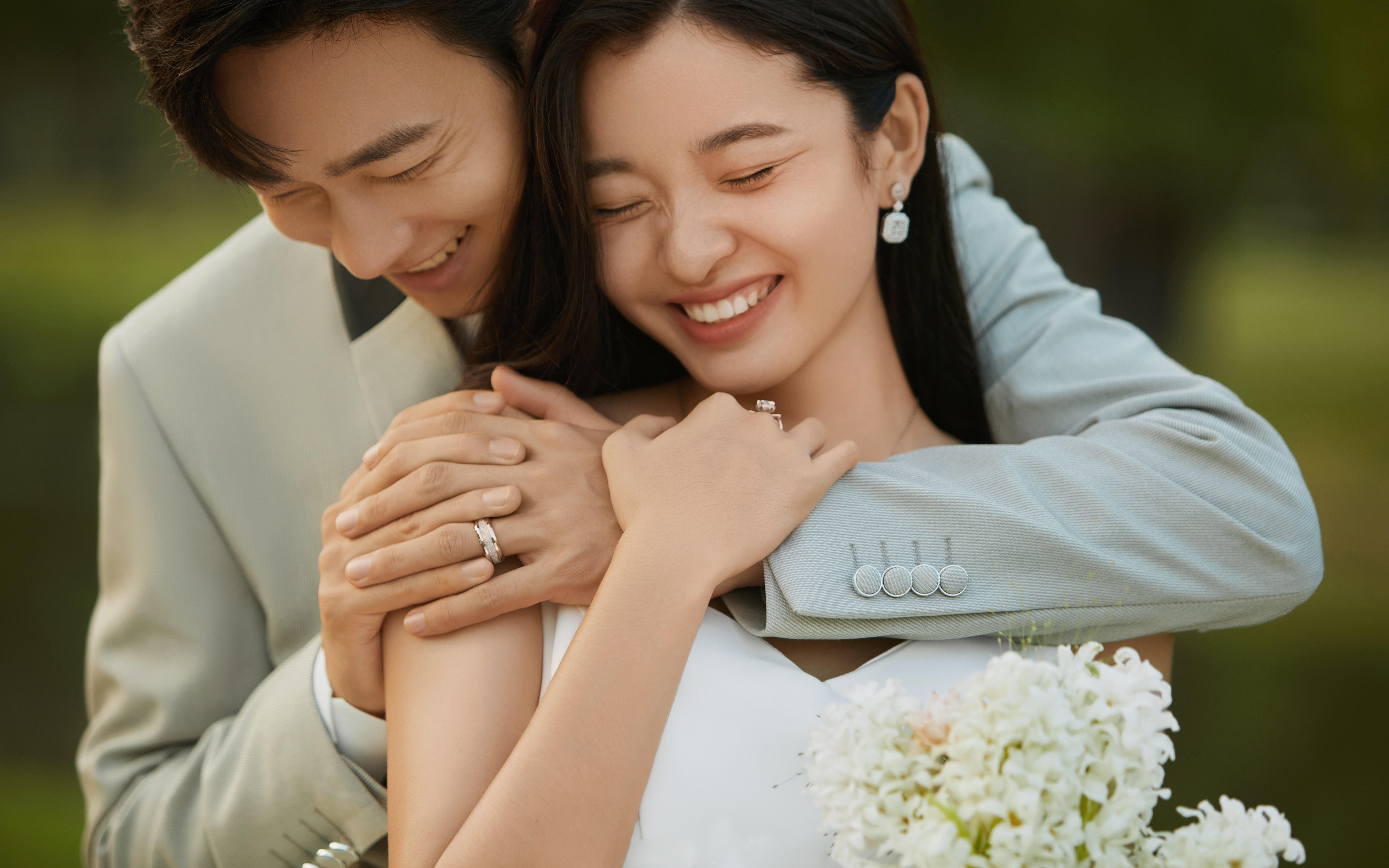 终于拍了男友喜欢的在逃公主草坪婚纱照