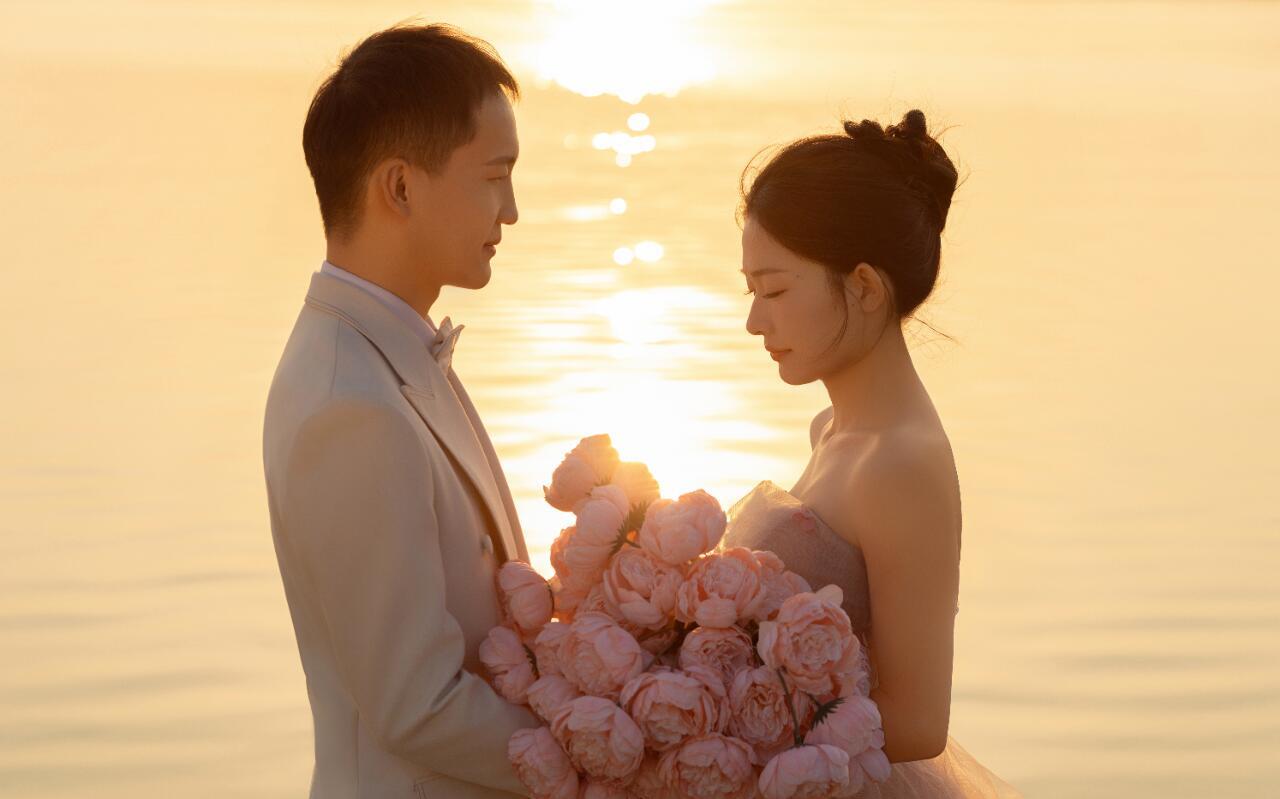  完全被惊艳到~夕阳海景婚纱照太有韵味了~