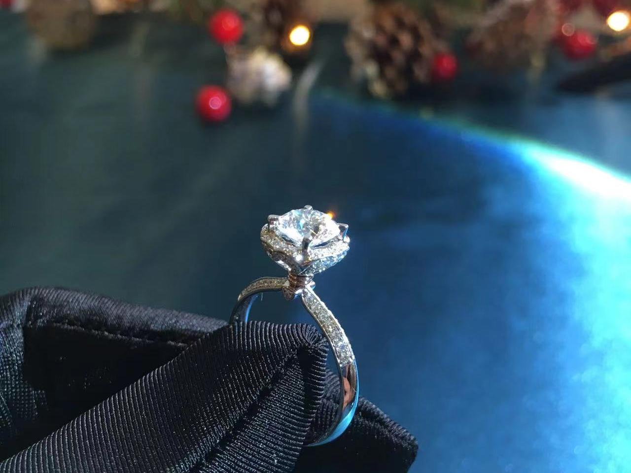 非梵钰禧｜18K白四爪花苞手捧花豪华群镶1克拉钻