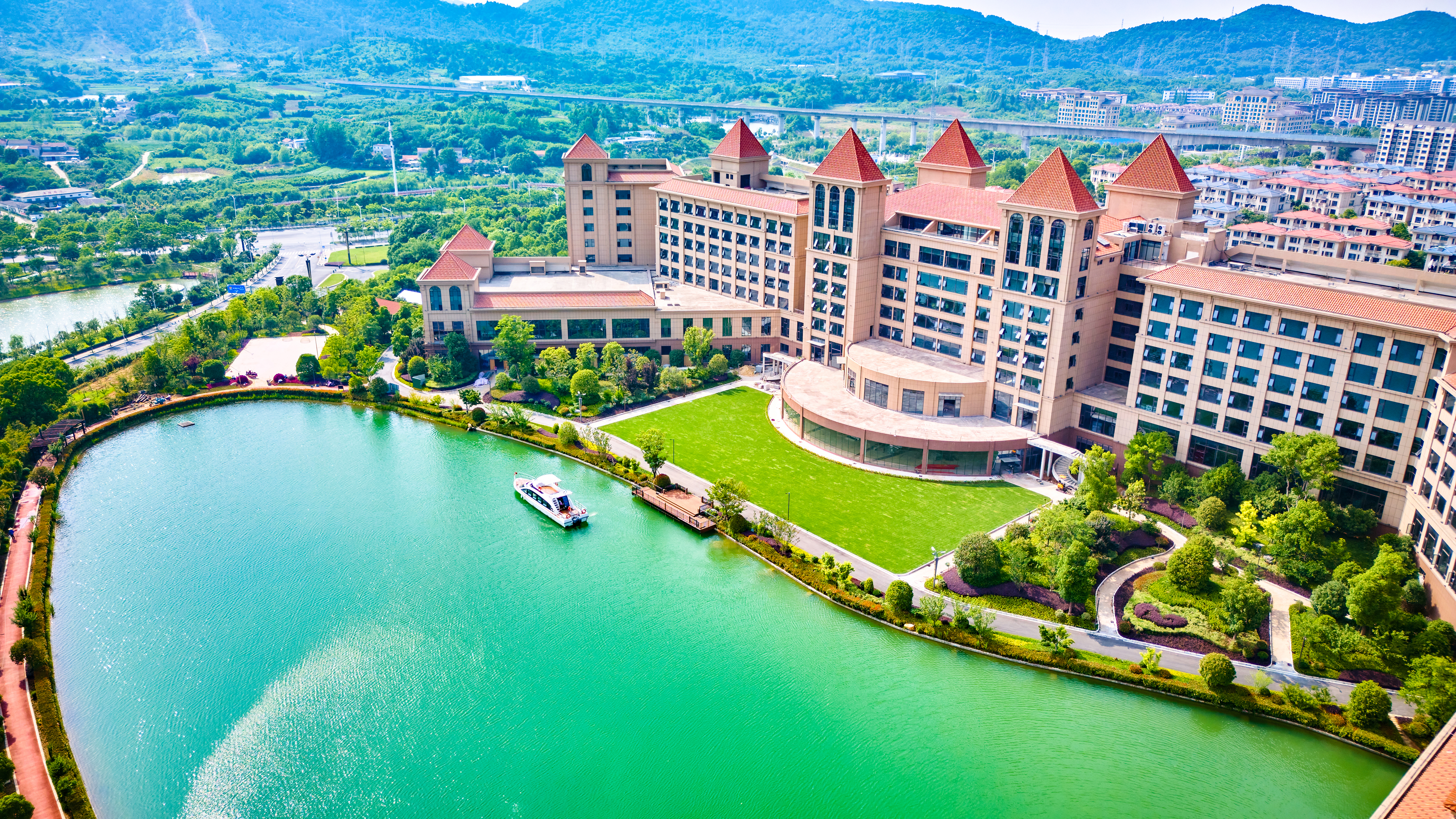 富春湖畔皇冠假日酒店