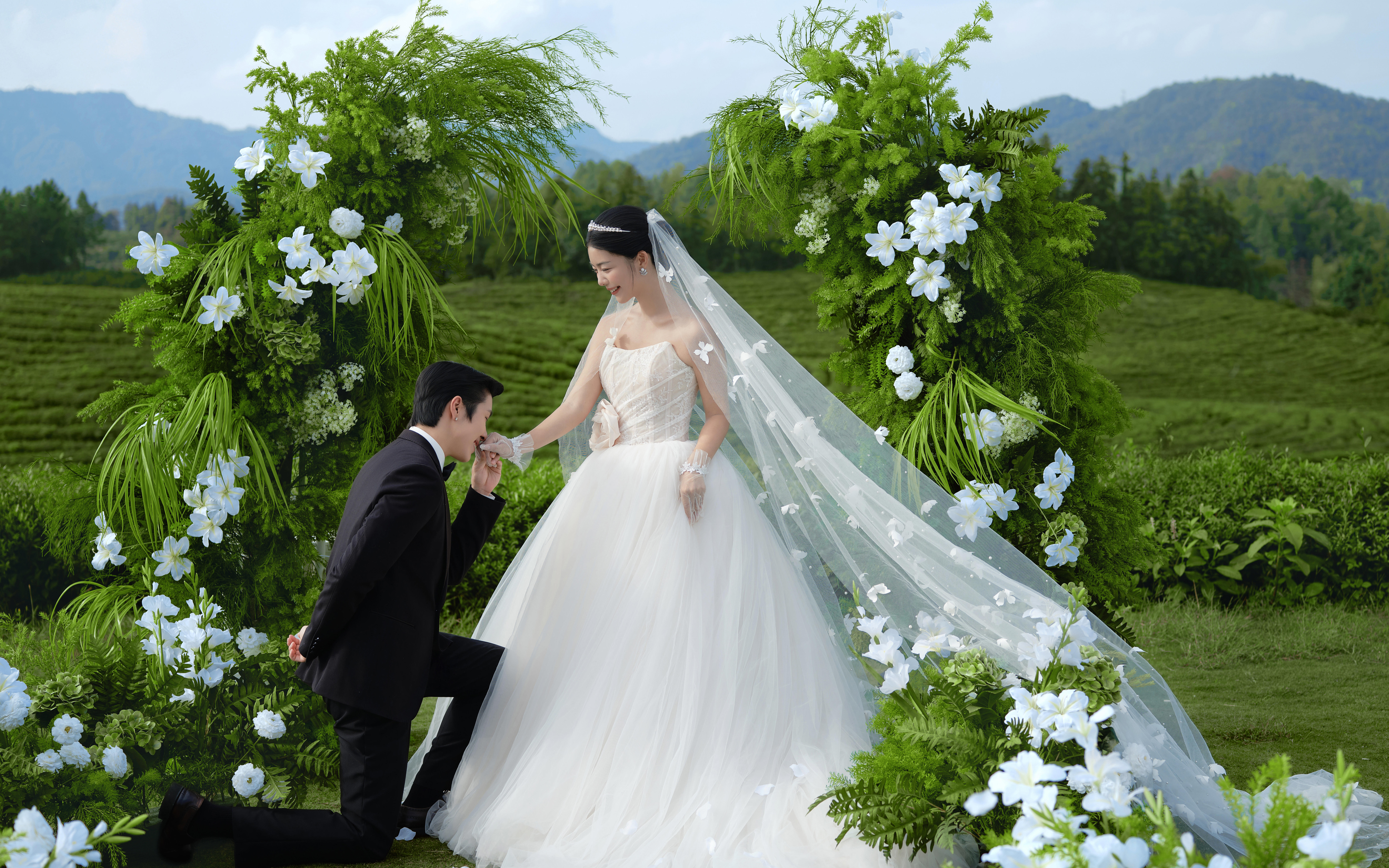 與山間綠野合唱??森系草坪目的地婚紗照