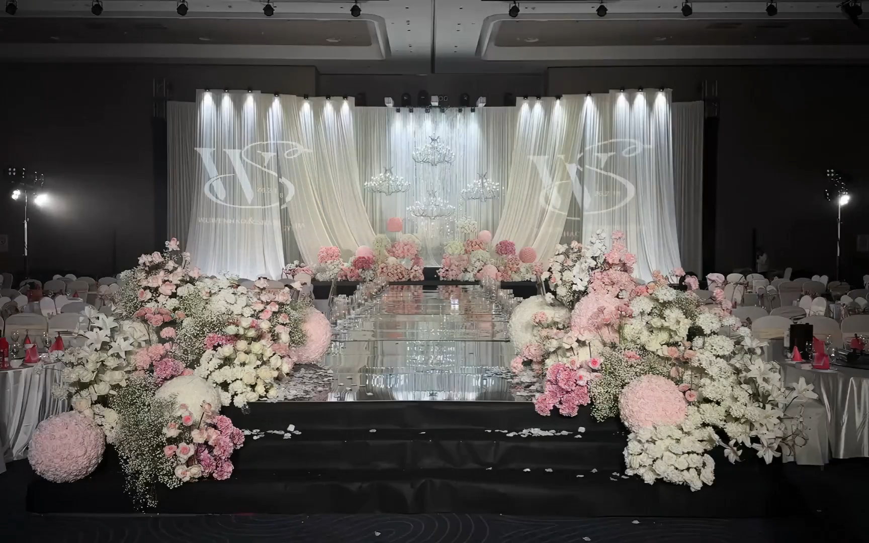 镜面T台yyds｜沉浸式韩式宴会厅婚礼