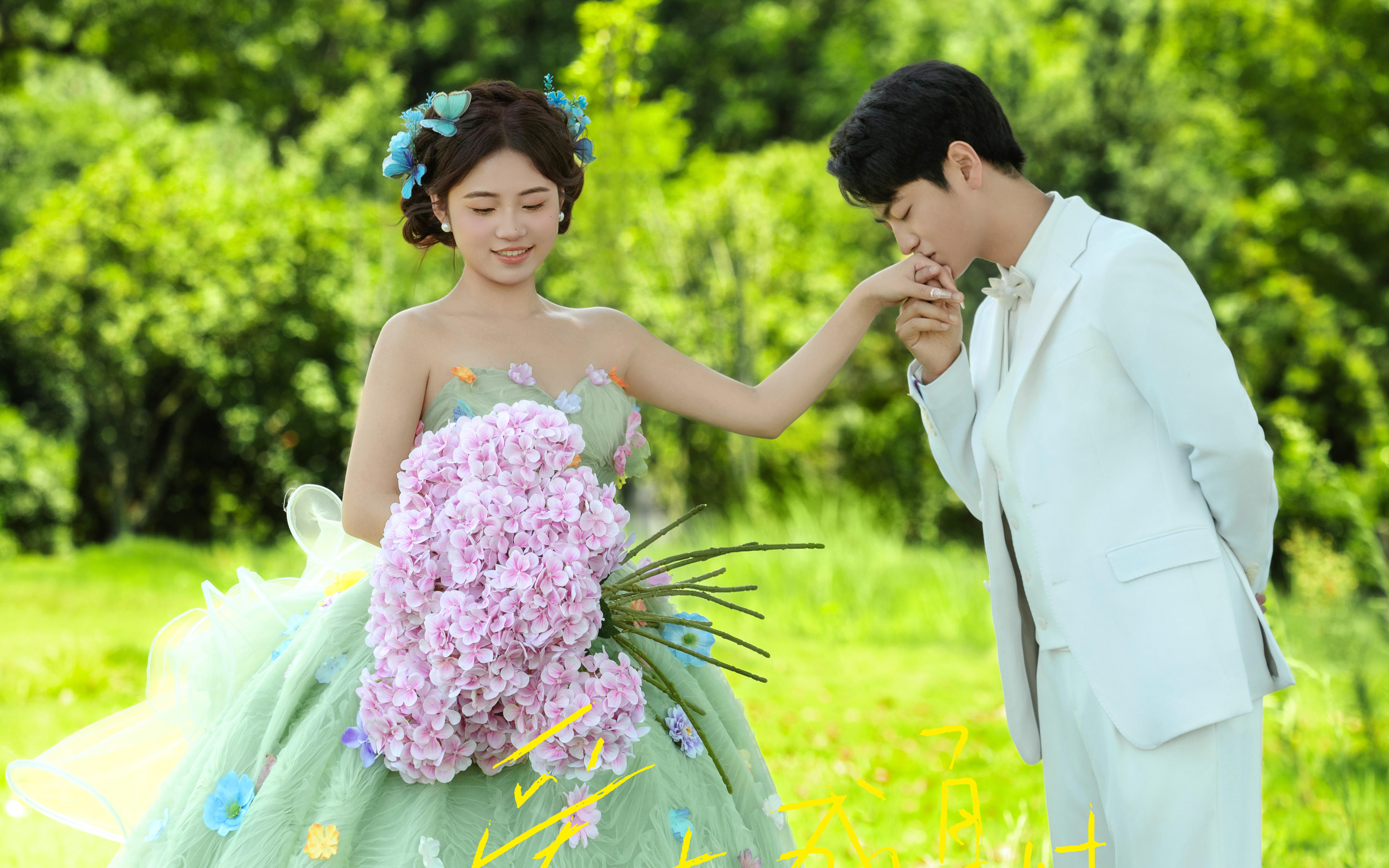 ?我承認(rèn)綠裙子拍草坪婚紗照真的美慘了