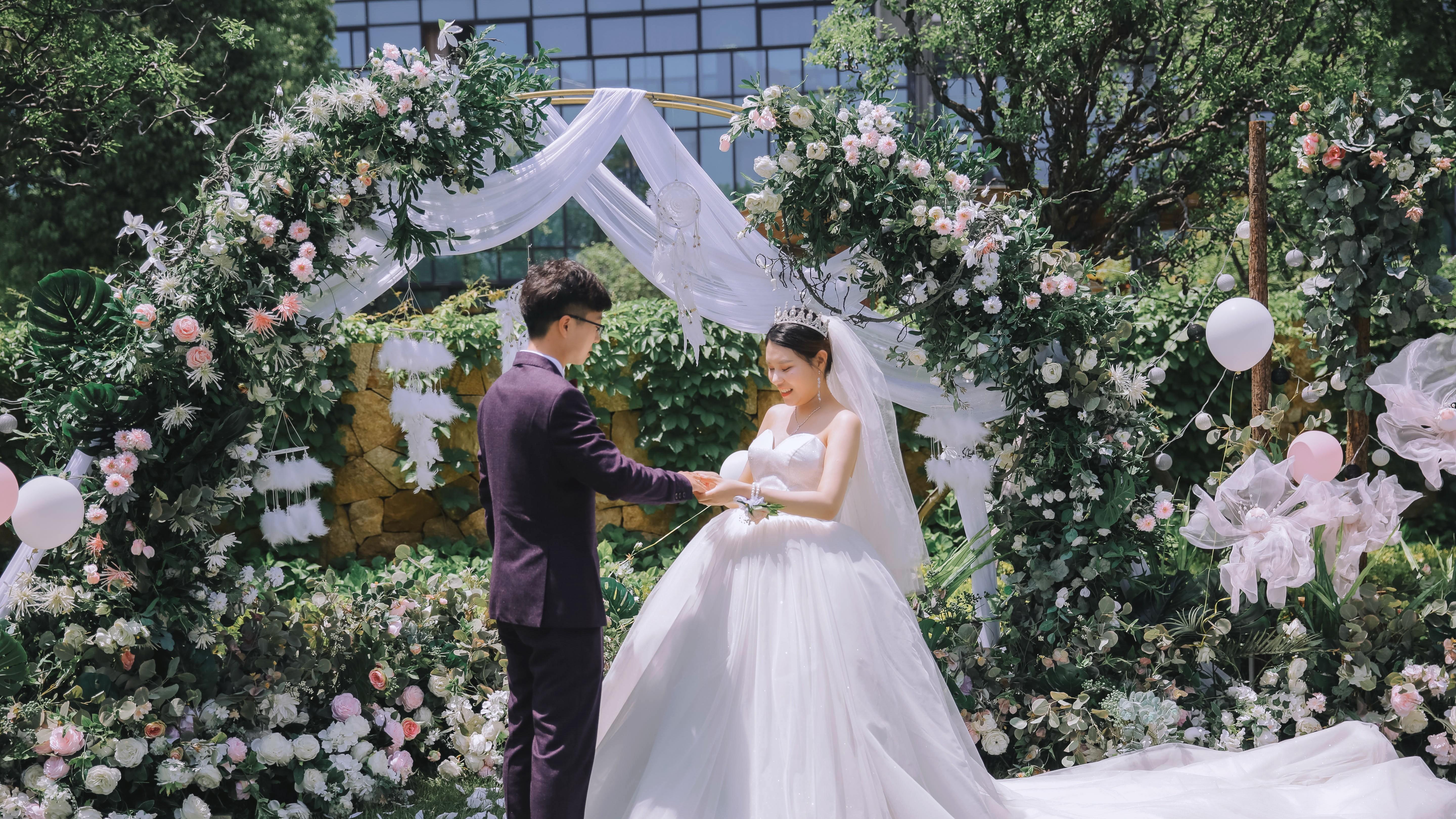 【艺空间婚礼】简约不简单的白绿色系户外草坪婚礼