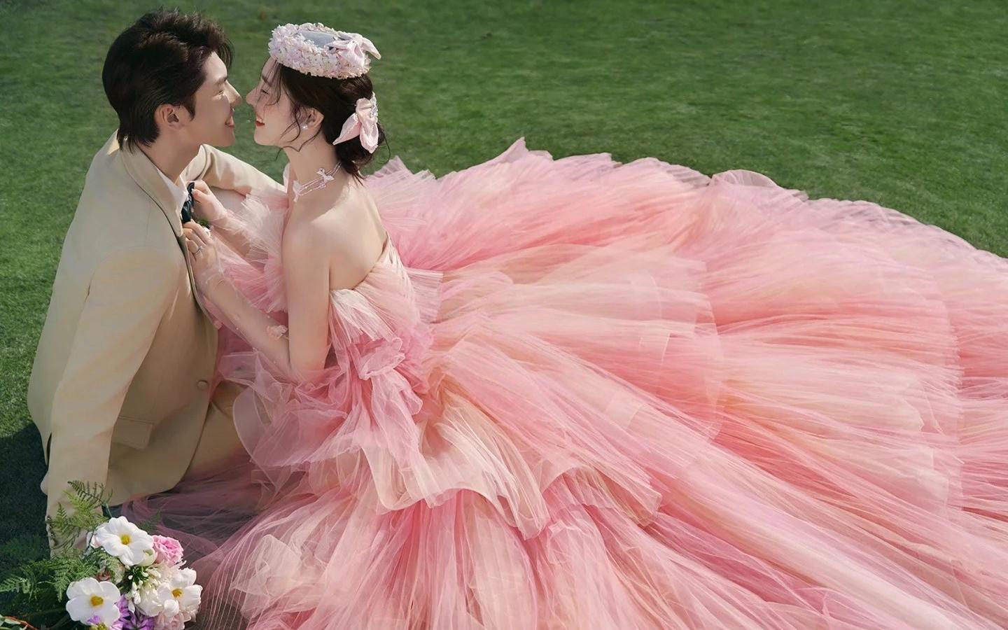 粉纱草坪婚纱照💒 童话照进现实啦