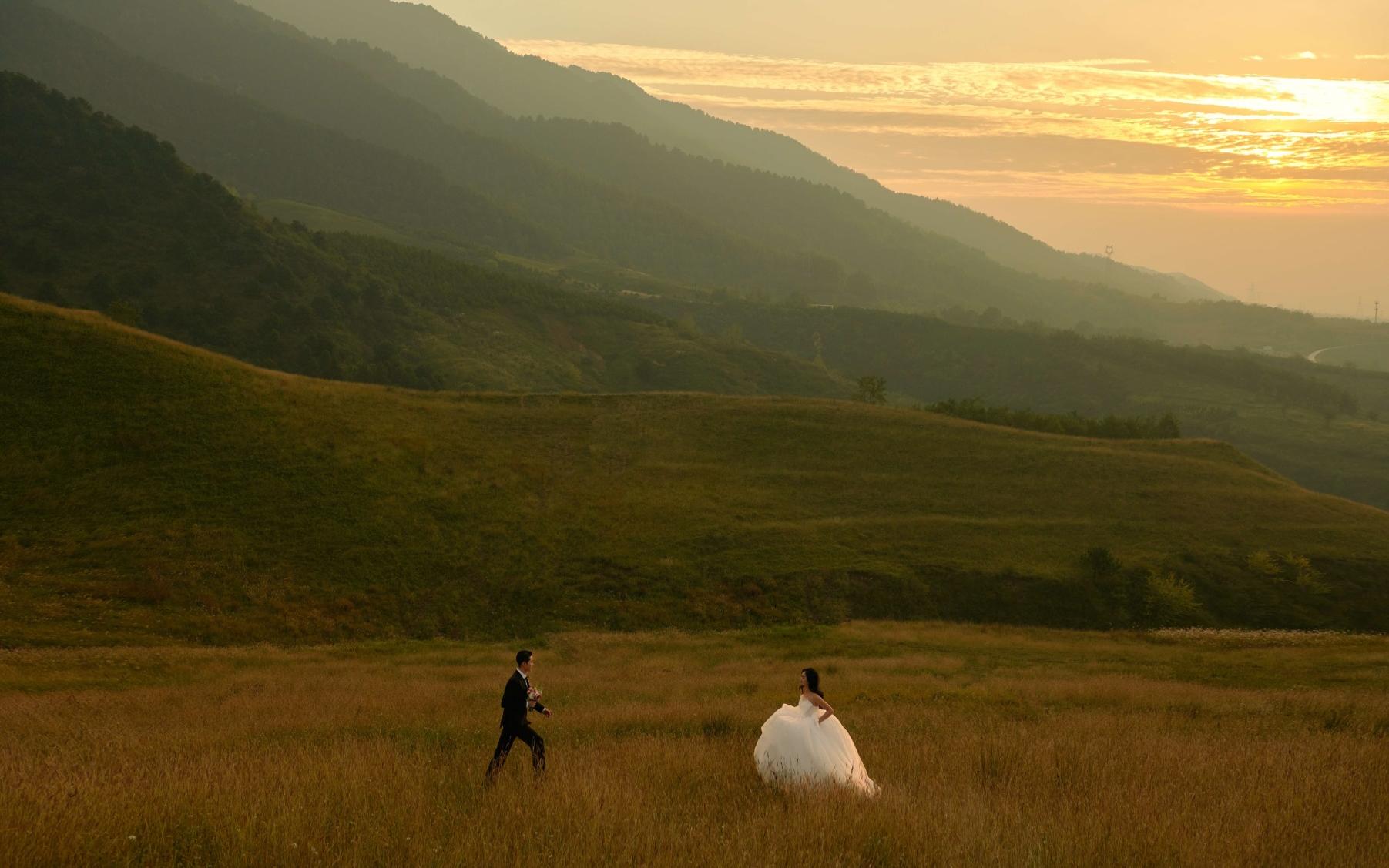 山顶纪实夕阳婚纱照2