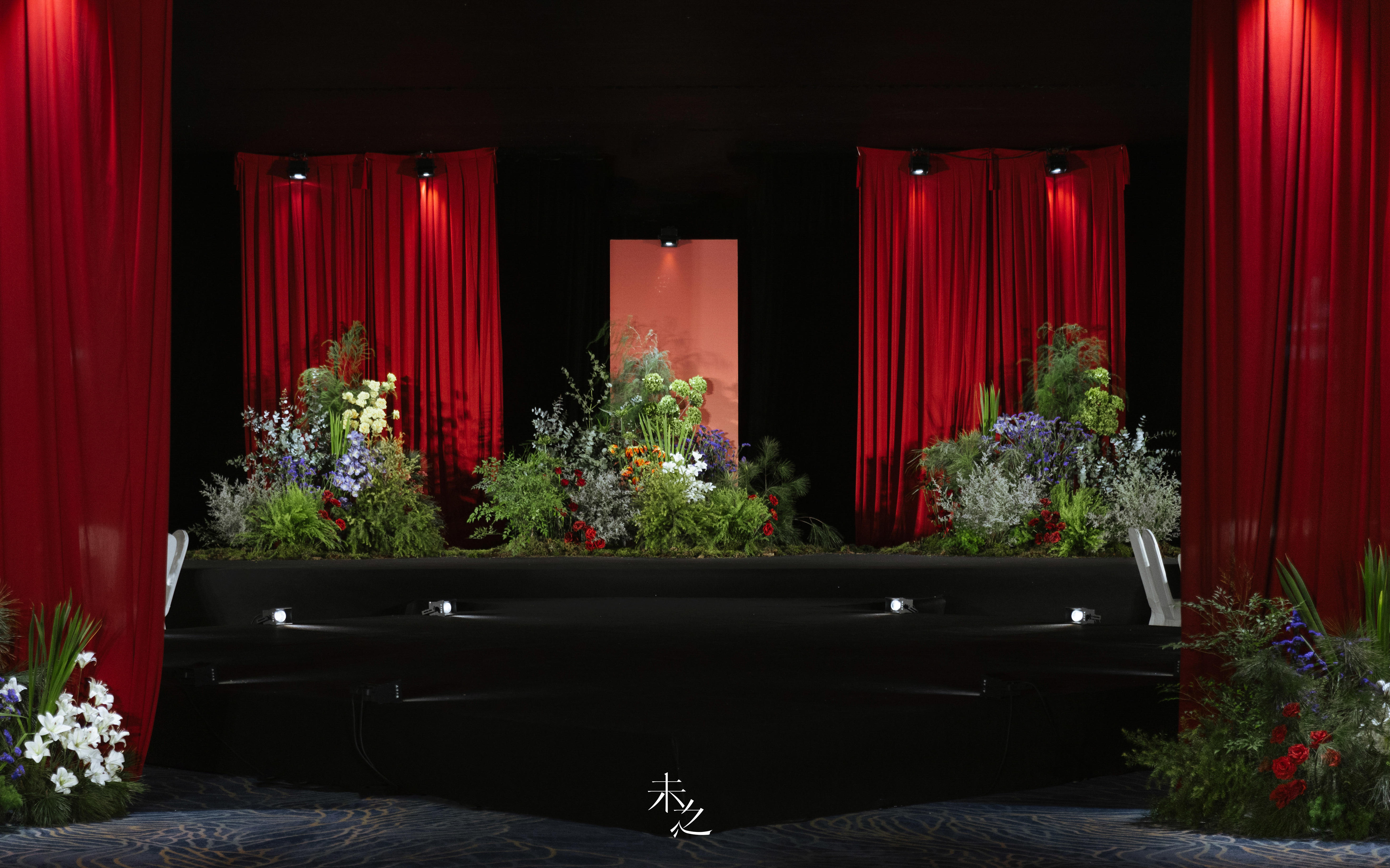 红幕织梦，花境栖情