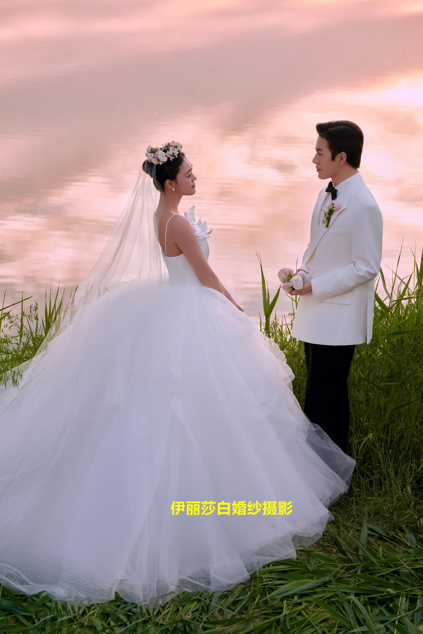拍婚纱照3888套餐有跟妆+秀和+礼服 4699