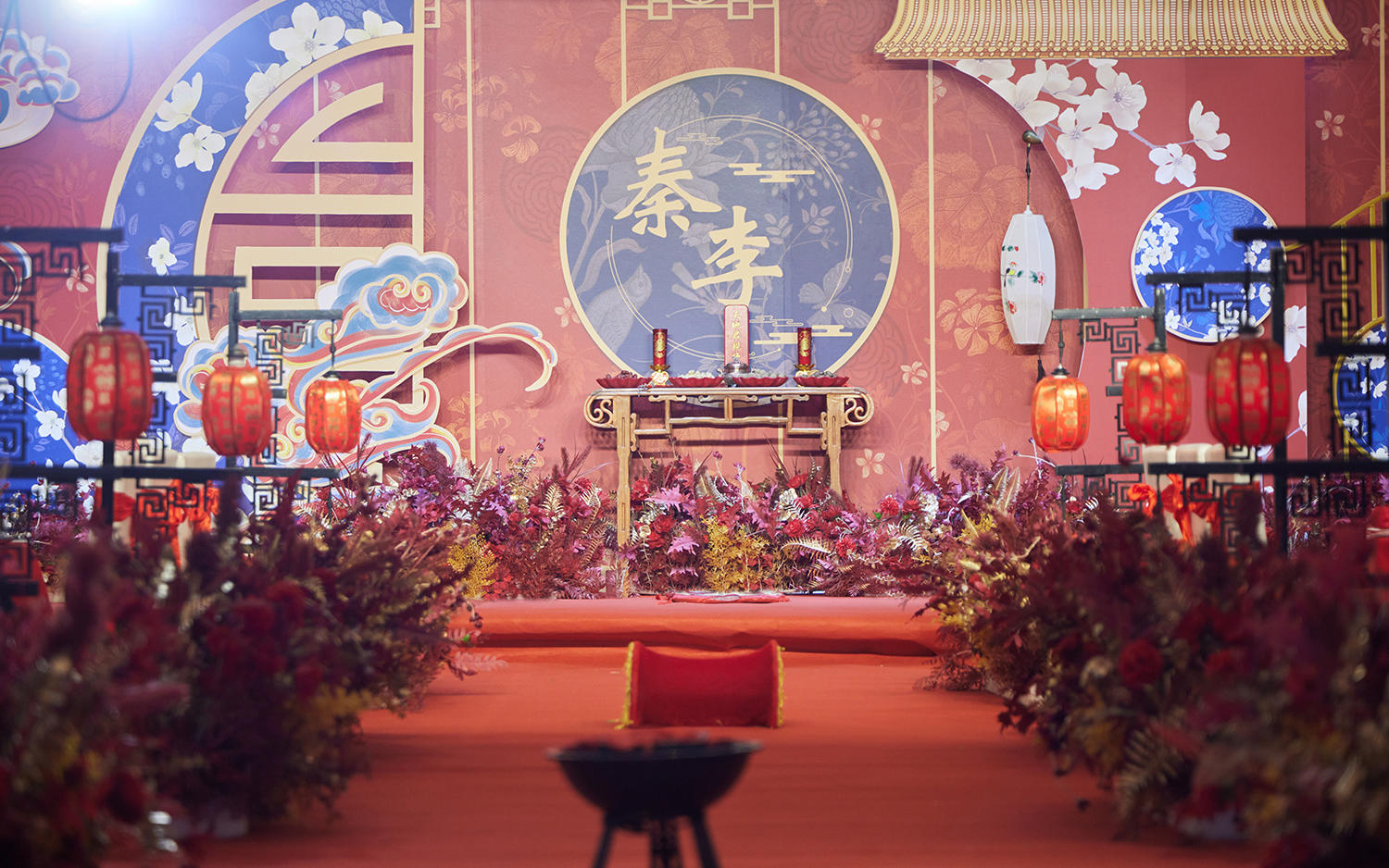 酒店室內(nèi)新中式紅金色中式婚禮